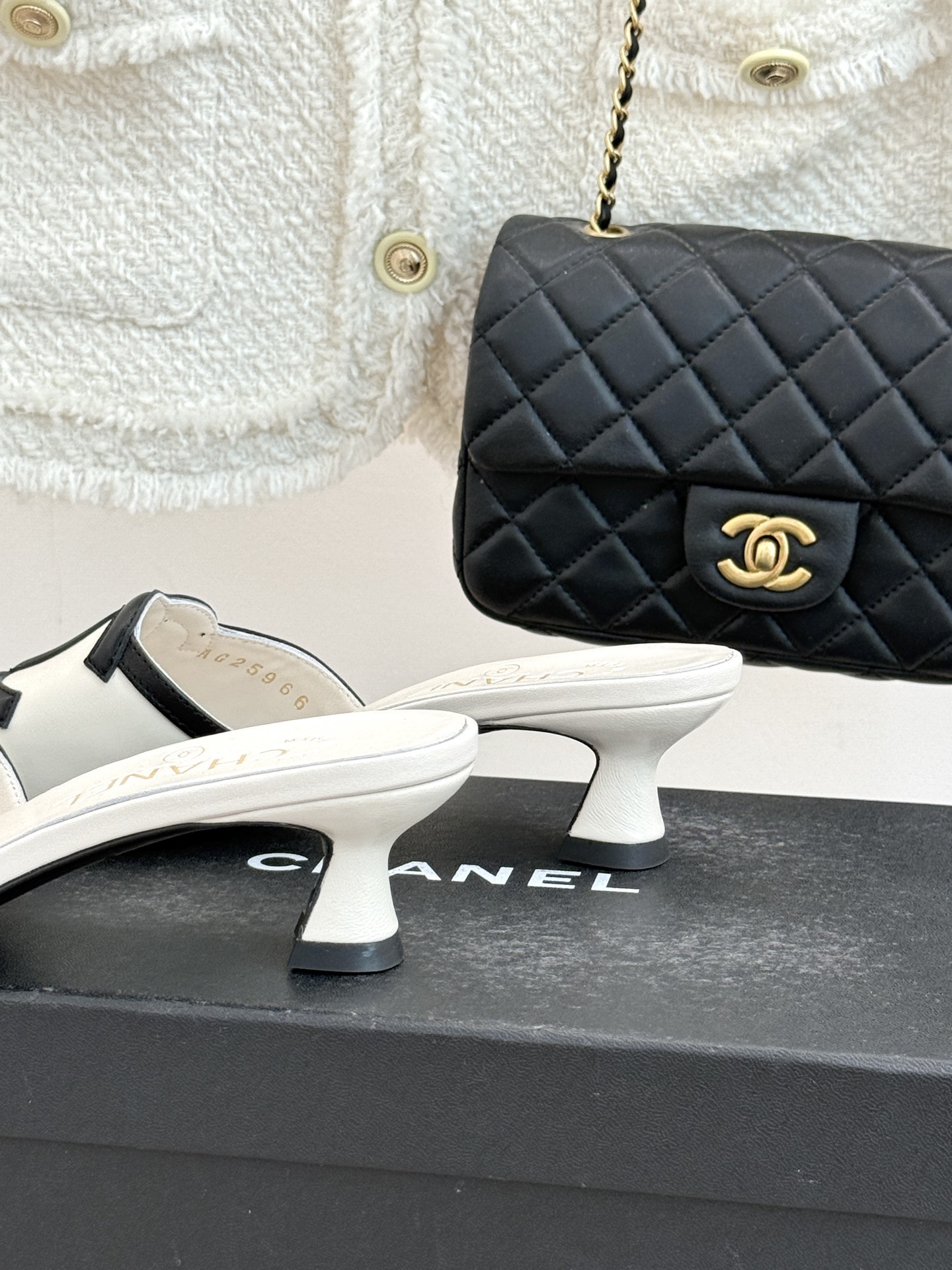 CHANE* ｜小香26S大双C镂空拖鞋以极简轮廓重启法式优雅。标志性大双C镂空设计 利落通透光影下尽显