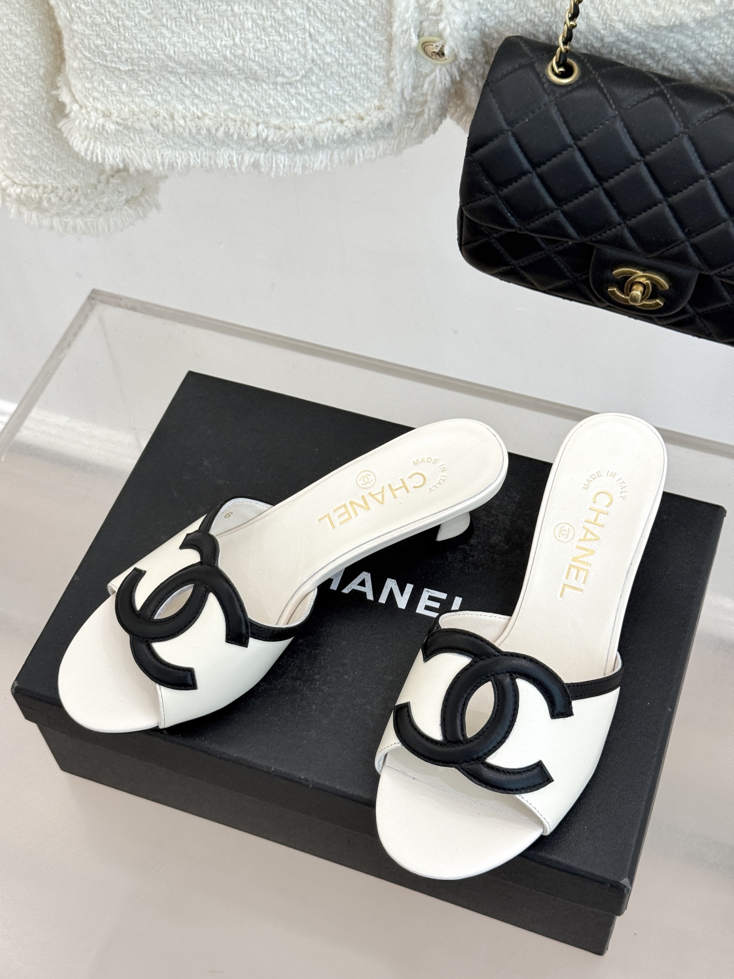 CHANE* ｜小香26S大双C镂空拖鞋以极简轮廓重启法式优雅。标志性大双C镂空设计 利落通透光影下尽显