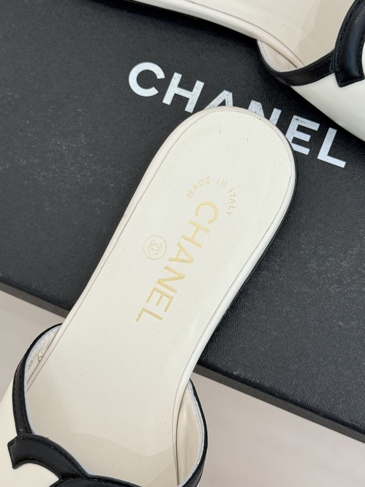 CHANE* ｜小香26S大双C镂空拖鞋以极简轮廓重启法式优雅。标志性大双C镂空设计 利落通透光影下尽显