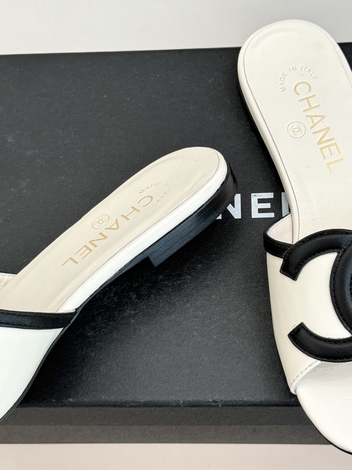 CHANE* ｜小香26S大双C镂空拖鞋以极简轮廓重启法式优雅。标志性大双C镂空设计 利落通透光影下尽显