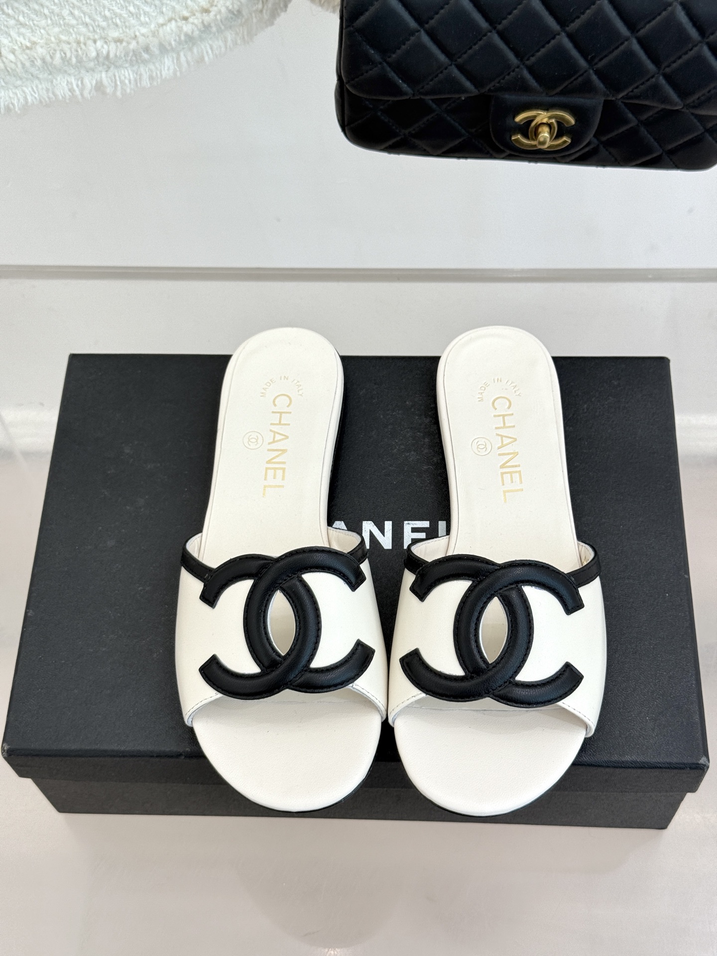 CHANE* ｜小香26S大双C镂空拖鞋以极简轮廓重启法式优雅。标志性大双C镂空设计 利落通透光影下尽显