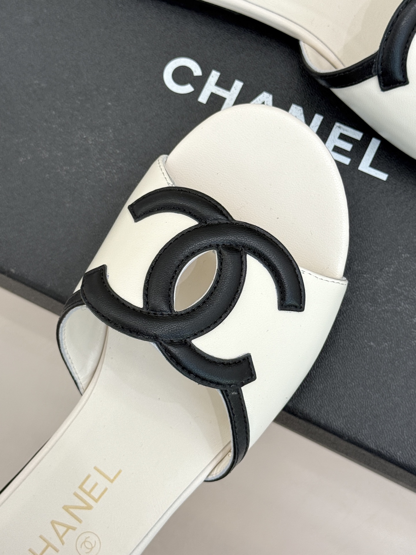 CHANE* ｜小香26S大双C镂空拖鞋以极简轮廓重启法式优雅。标志性大双C镂空设计 利落通透光影下尽显