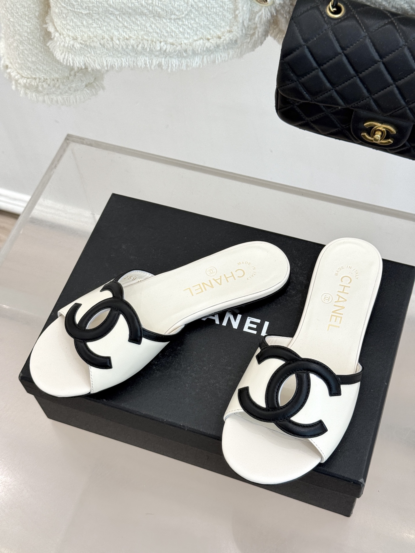 CHANE* ｜小香26S大双C镂空拖鞋以极简轮廓重启法式优雅。标志性大双C镂空设计 利落通透光影下尽显