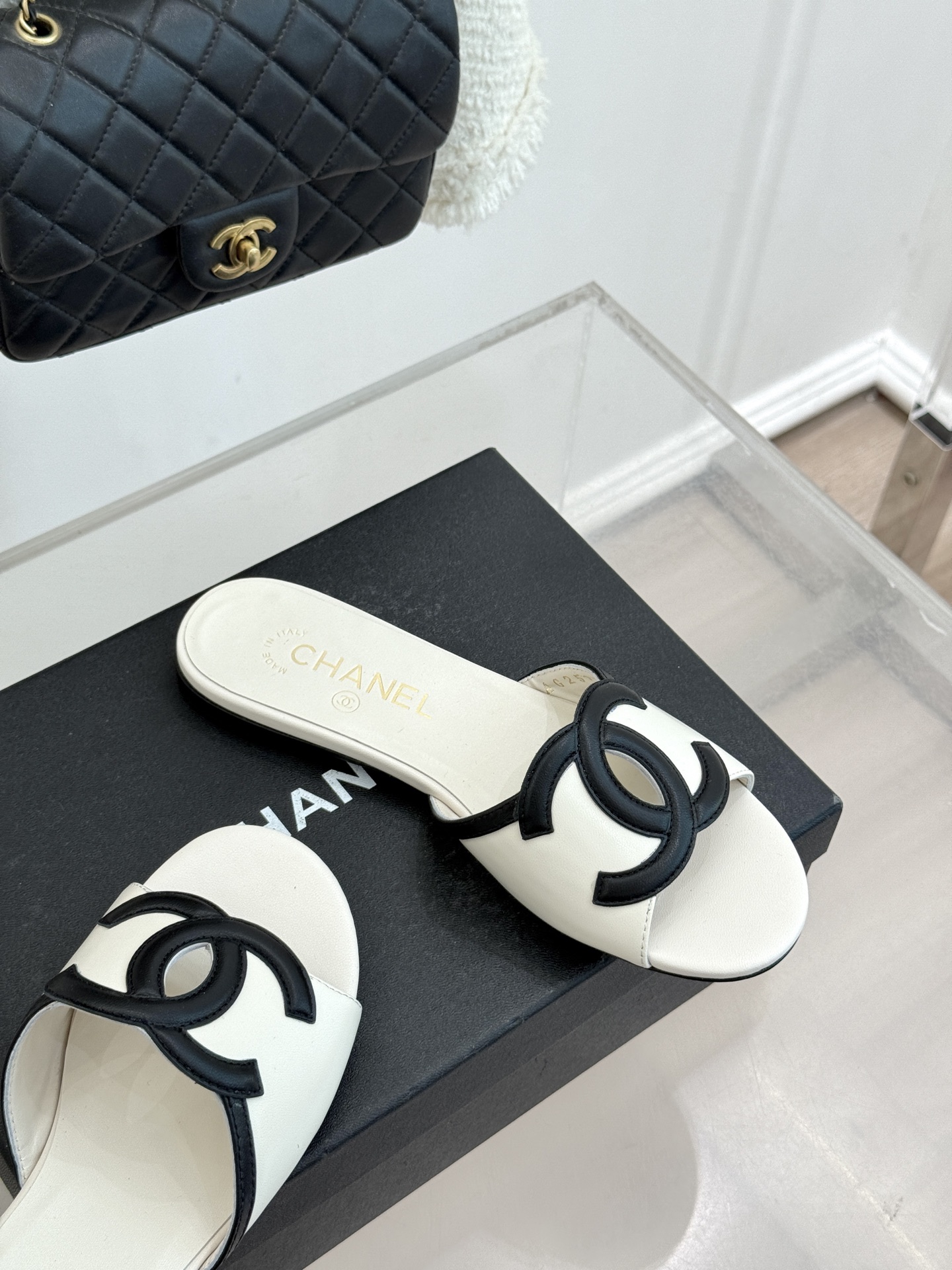 CHANE* ｜小香26S大双C镂空拖鞋以极简轮廓重启法式优雅。标志性大双C镂空设计 利落通透光影下尽显