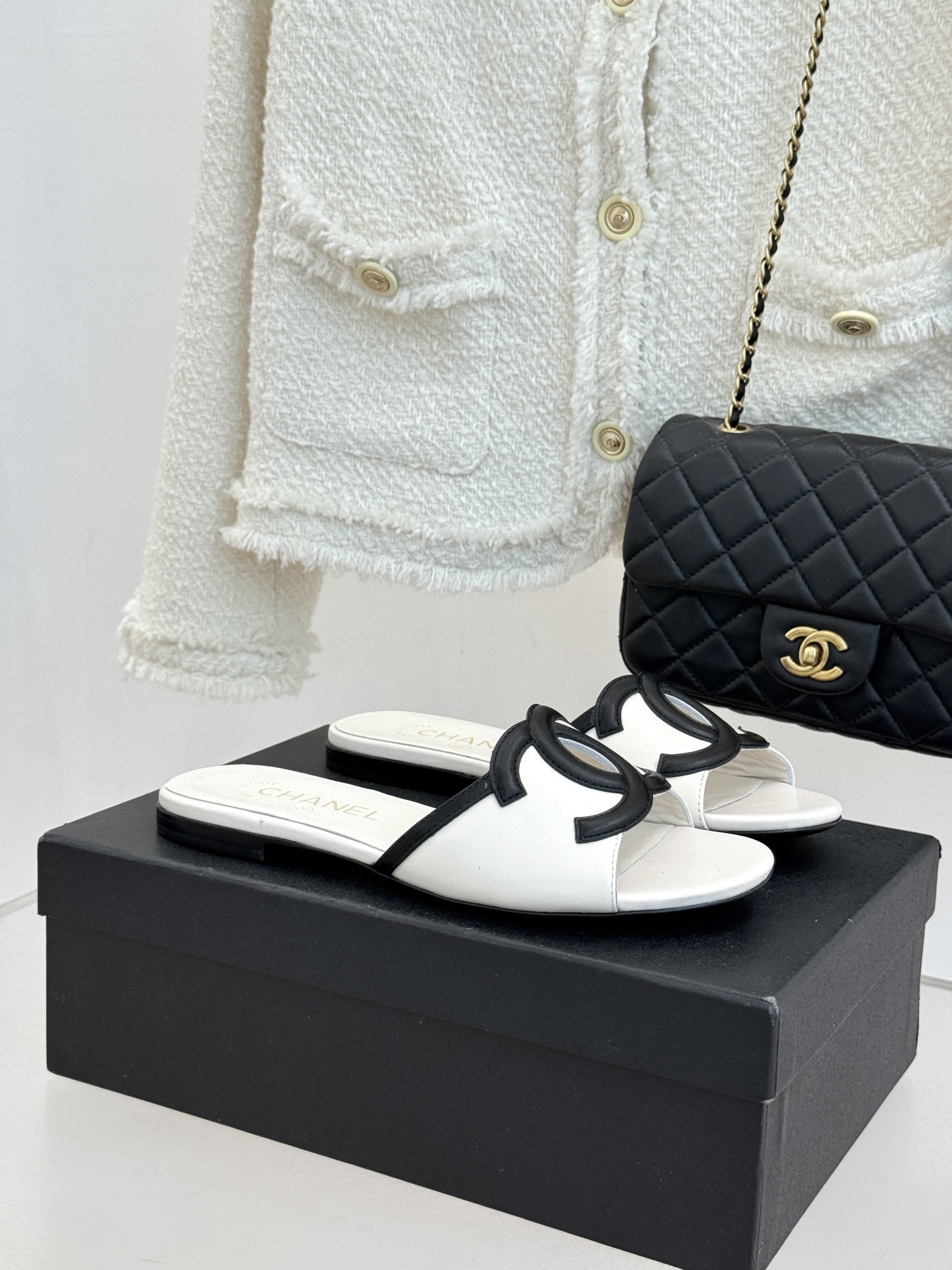 NO:760217,Flat high-heeled CHANE* | Xiaoxiang 26S large double C hollow slippers restart French elegance with a minimalist silhouette. The iconic large double C hollow design is neat and transparent, showing high-end texture under the light and shadow, locking the essence of the brand at a glance. Made of fine leather, soft and suitable for the feet. The flat bottom combines comfort and aura for daily travel without burden. The neat lines modify the foot shape. The exposed skin design is light and lengthens the legs.  Easily adapts to skirts, trousers and vacation styles. It is not deliberately flamboyant but has a noble aura. Integrate Chanel's elegant style into every step. 26S limited aesthetics, low-key elegance, is a timeless and exquisite footnote in the wardrobe. The fabric is made of original customized materials. The lining of the toes is all sheepskin. Italian imported leather outsole size35-39 (40/41 customized)  No. 83920260315, slippers, chanel, chanel, slippers, skirts, sheepskin, Leather soles19860909平底 高跟 CHANE* ｜小香26S大双C镂空拖鞋 以极简轮廓重启法式优雅. 标志性大双C镂空设计 利落通透 光影下尽显高级质感 一眼锁定品牌精髓. 精选细腻皮革打造 柔软贴合脚面 平底兼顾舒适与气场 日常出行无负担. 利落线条修饰脚型 露肤设计轻盈显腿长 轻松适配裙装 裤装与度假造型. 不刻意张扬 却自带矜贵气场 将香奈儿的优雅格调融入每一步. 26S限定美学,低调奢雅 是衣橱里永不过时的精致注脚. 面料采用原版定制材质 内里踮脚均为羊皮 意大利进口真皮大底 size35-39（40/41定制） 编号83920260315,拖鞋,chanel,chanel,slippers,skirts,sheepskin,Leather soles,Women's Shoes