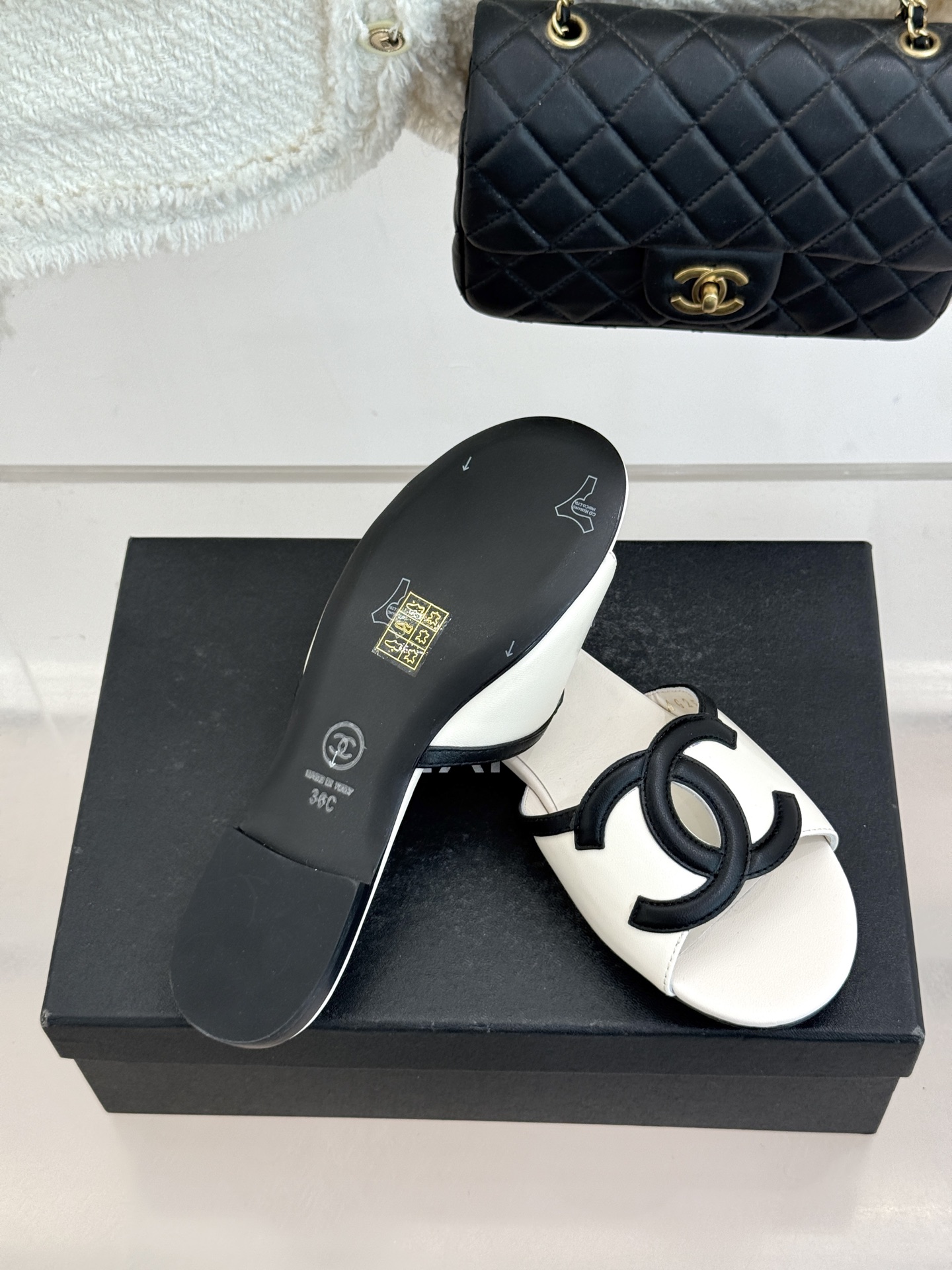 CHANE* ｜小香26S大双C镂空拖鞋以极简轮廓重启法式优雅。标志性大双C镂空设计 利落通透光影下尽显