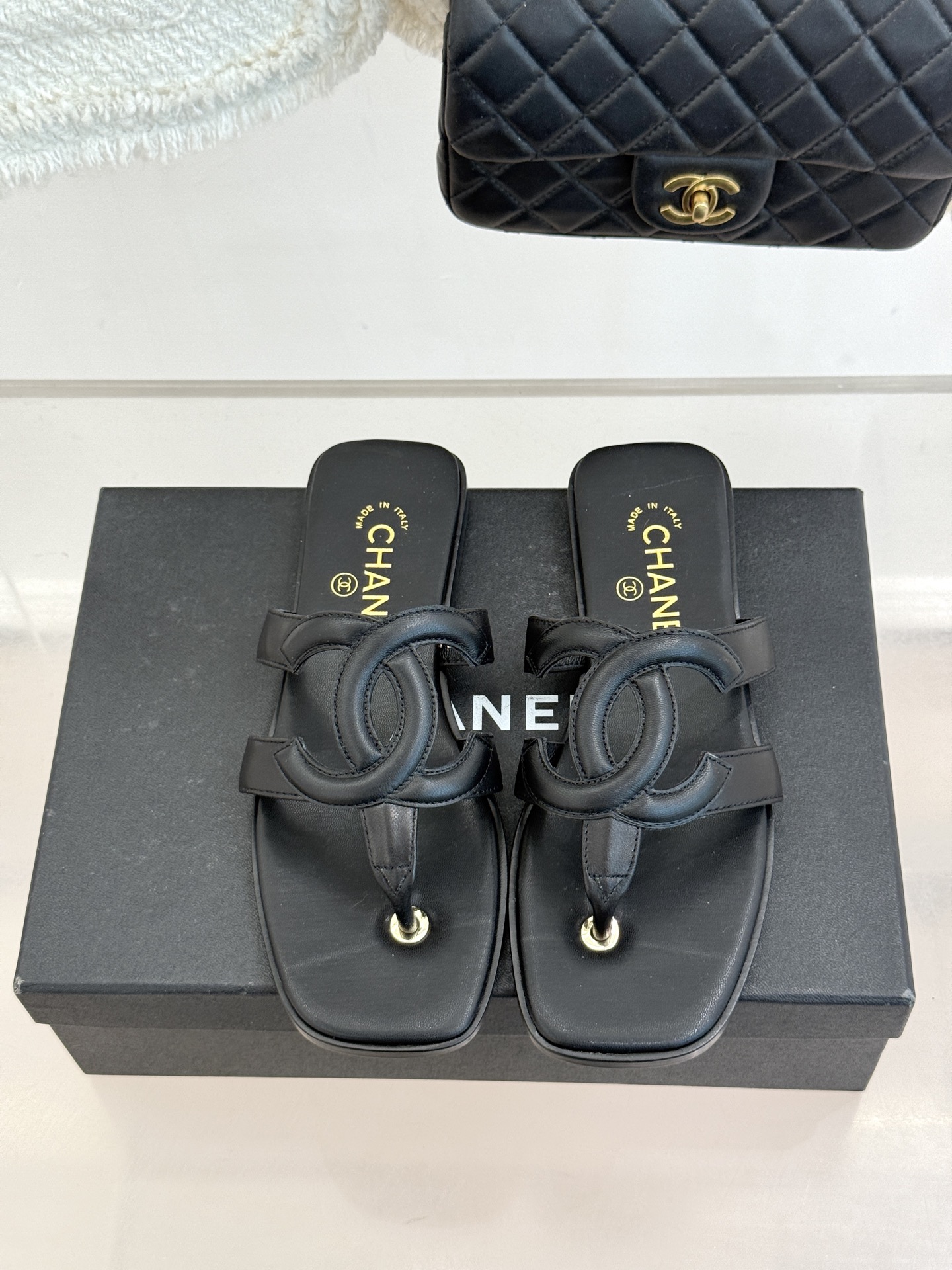 CHANE* ｜小香26S大双C镂空夹脚方头平底拖鞋以极简轮廓重启法式优雅。标志性大双C镂空设计 利落通