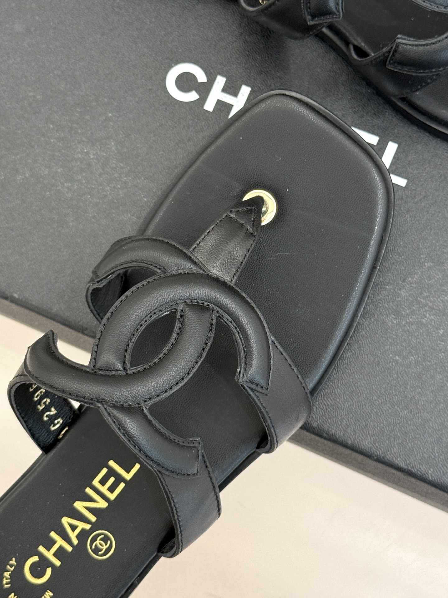 CHANE* ｜小香26S大双C镂空夹脚方头平底拖鞋以极简轮廓重启法式优雅。标志性大双C镂空设计 利落通