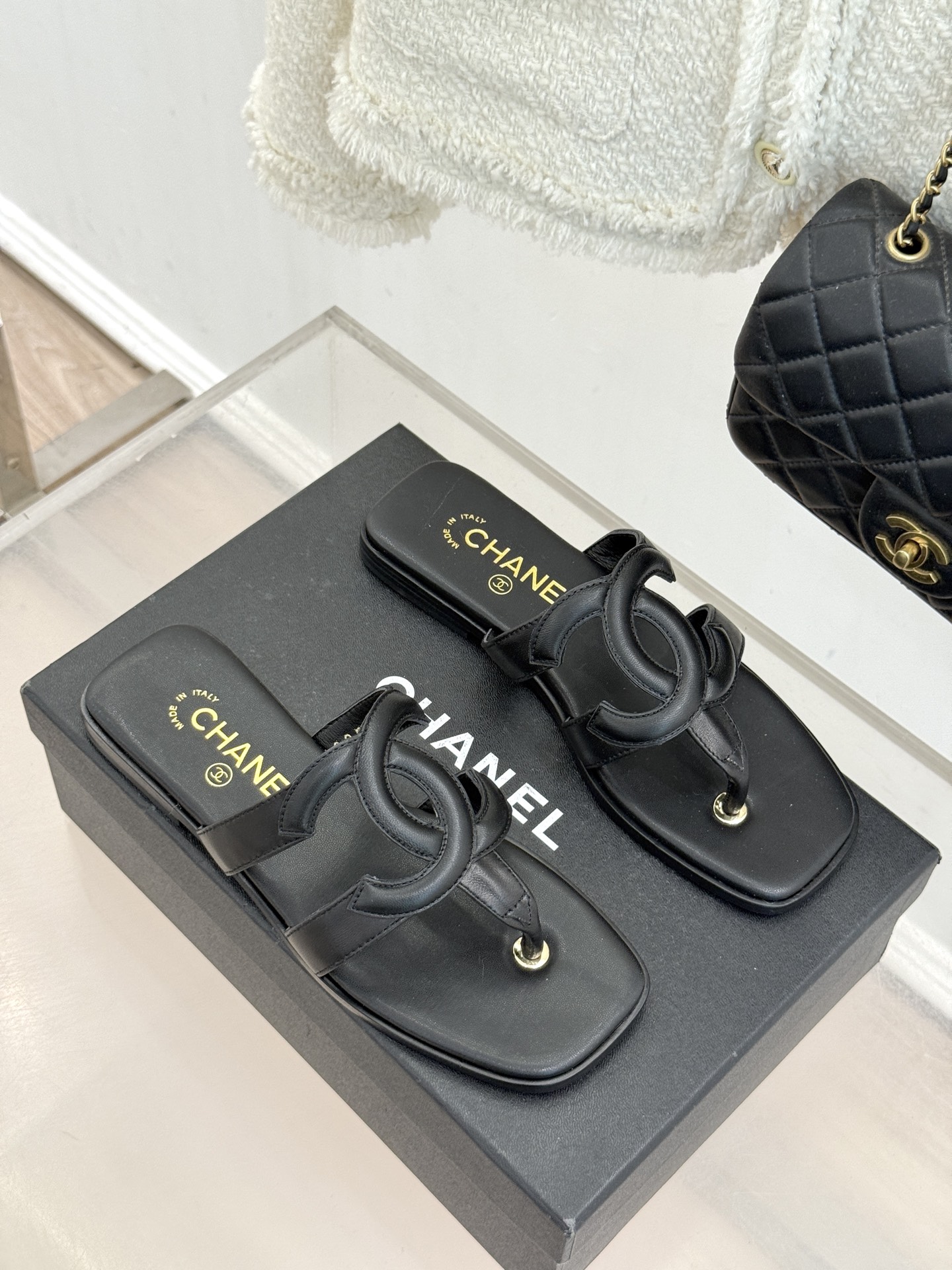 CHANE* ｜小香26S大双C镂空夹脚方头平底拖鞋以极简轮廓重启法式优雅。标志性大双C镂空设计 利落通