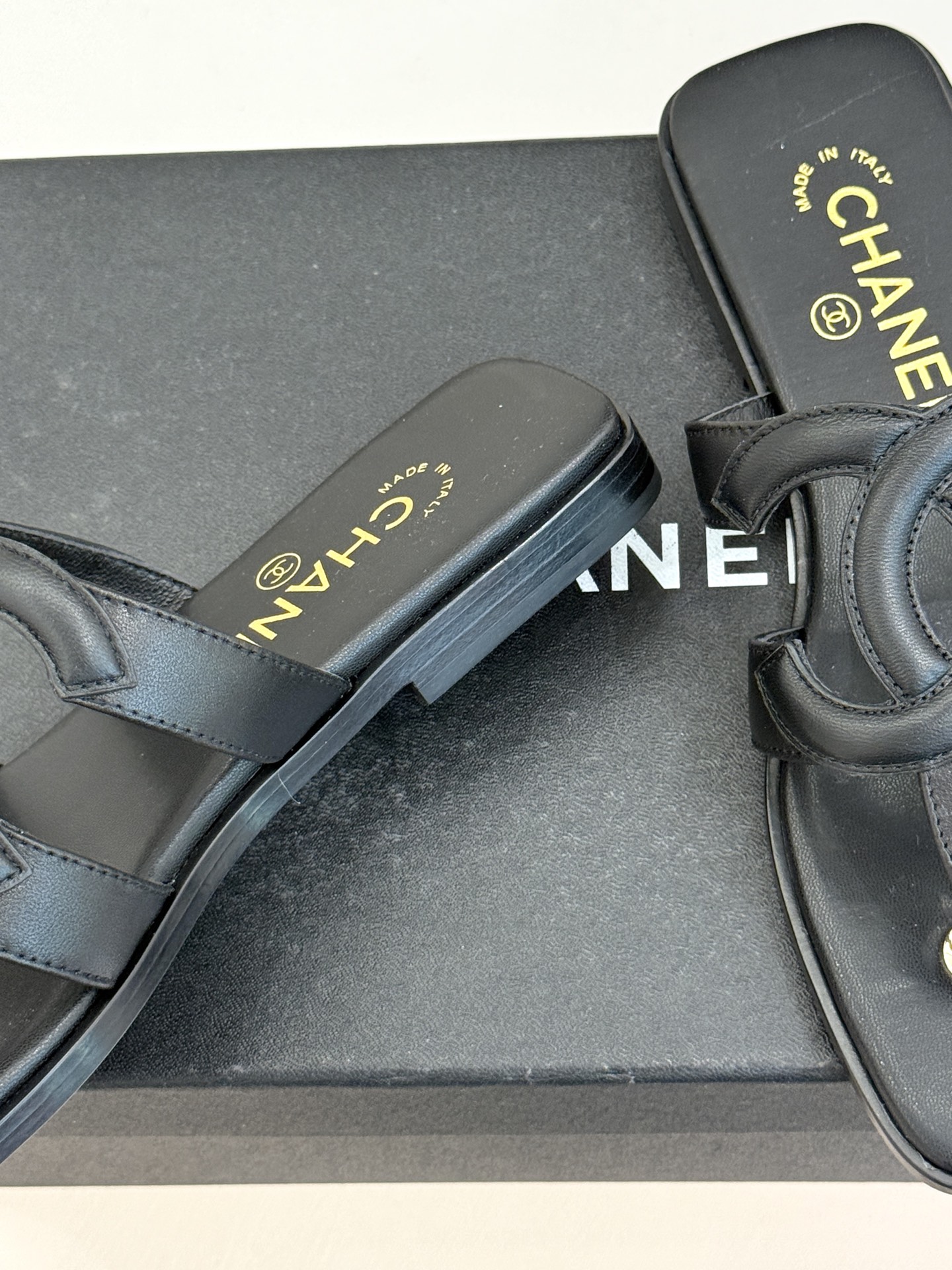 CHANE* ｜小香26S大双C镂空夹脚方头平底拖鞋以极简轮廓重启法式优雅。标志性大双C镂空设计 利落通