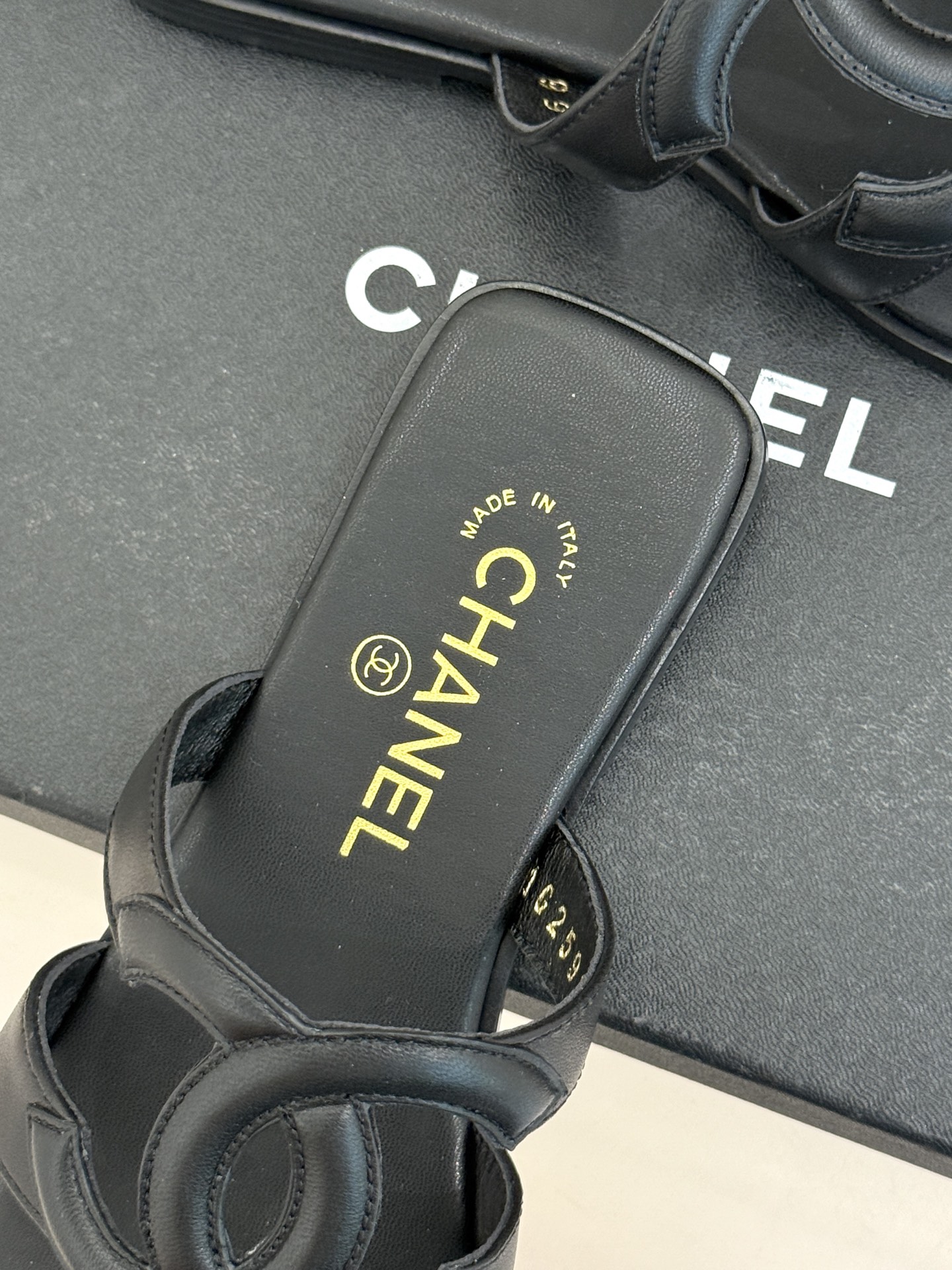 CHANE* ｜小香26S大双C镂空夹脚方头平底拖鞋以极简轮廓重启法式优雅。标志性大双C镂空设计 利落通