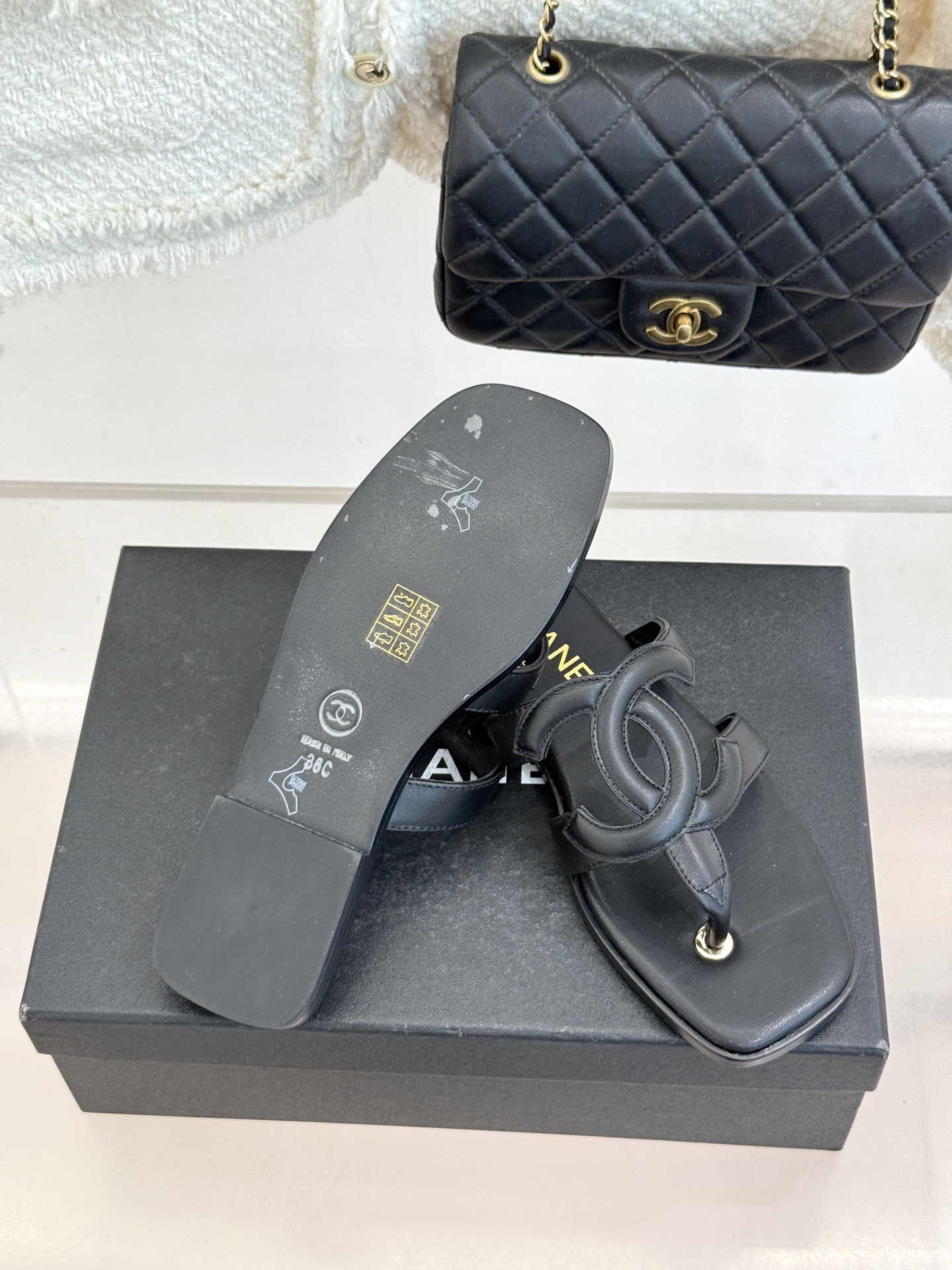 CHANE* ｜小香26S大双C镂空夹脚方头平底拖鞋以极简轮廓重启法式优雅。标志性大双C镂空设计 利落通