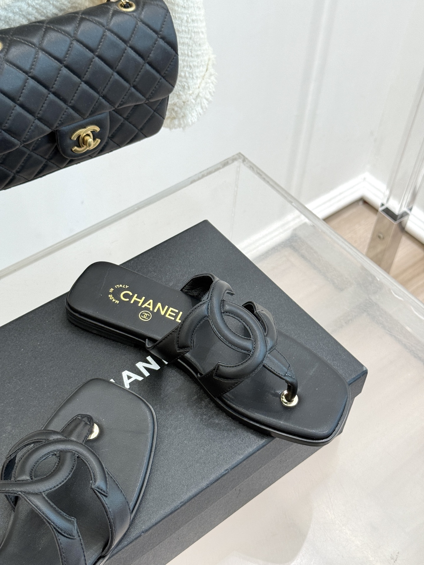 CHANE* ｜小香26S大双C镂空夹脚方头平底拖鞋以极简轮廓重启法式优雅。标志性大双C镂空设计 利落通