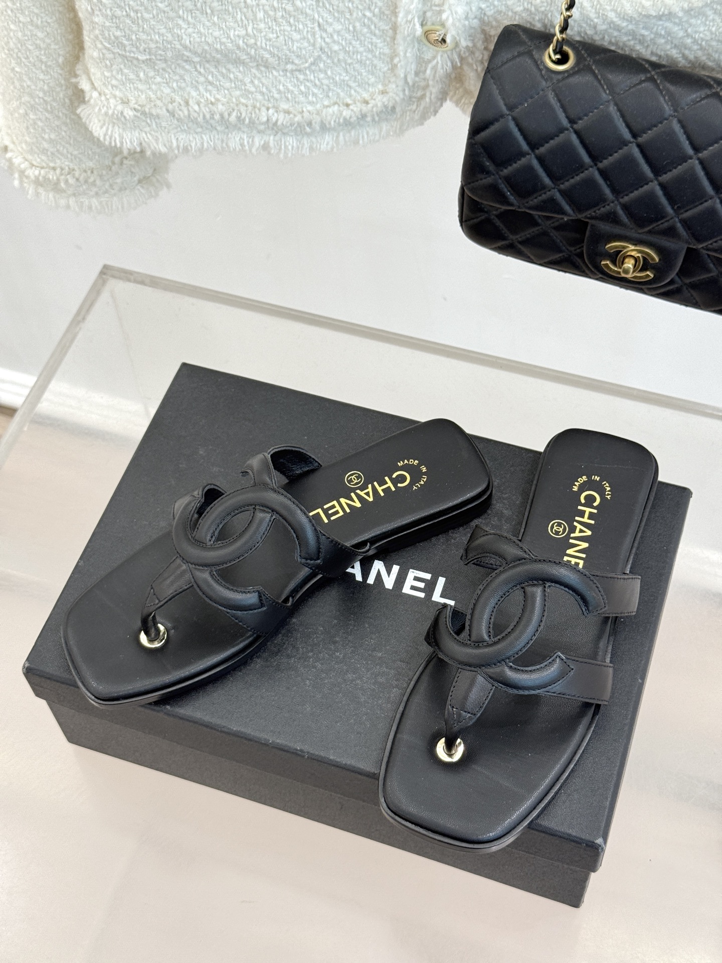 CHANE* ｜小香26S大双C镂空夹脚方头平底拖鞋以极简轮廓重启法式优雅。标志性大双C镂空设计 利落通