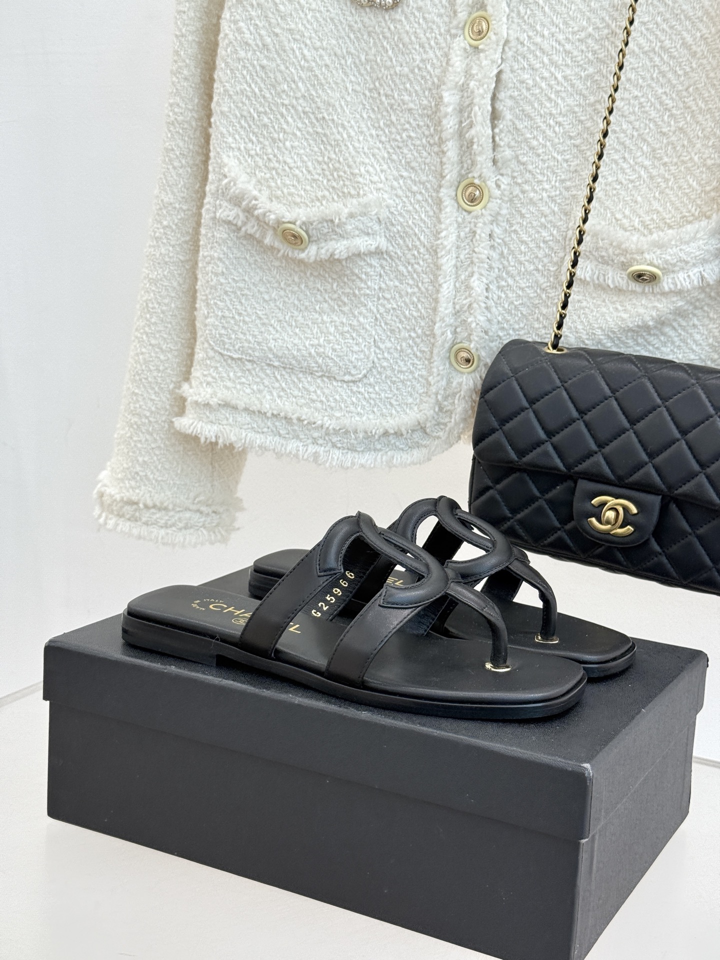 CHANE* ｜小香26S大双C镂空夹脚方头平底拖鞋以极简轮廓重启法式优雅。标志性大双C镂空设计 利落通