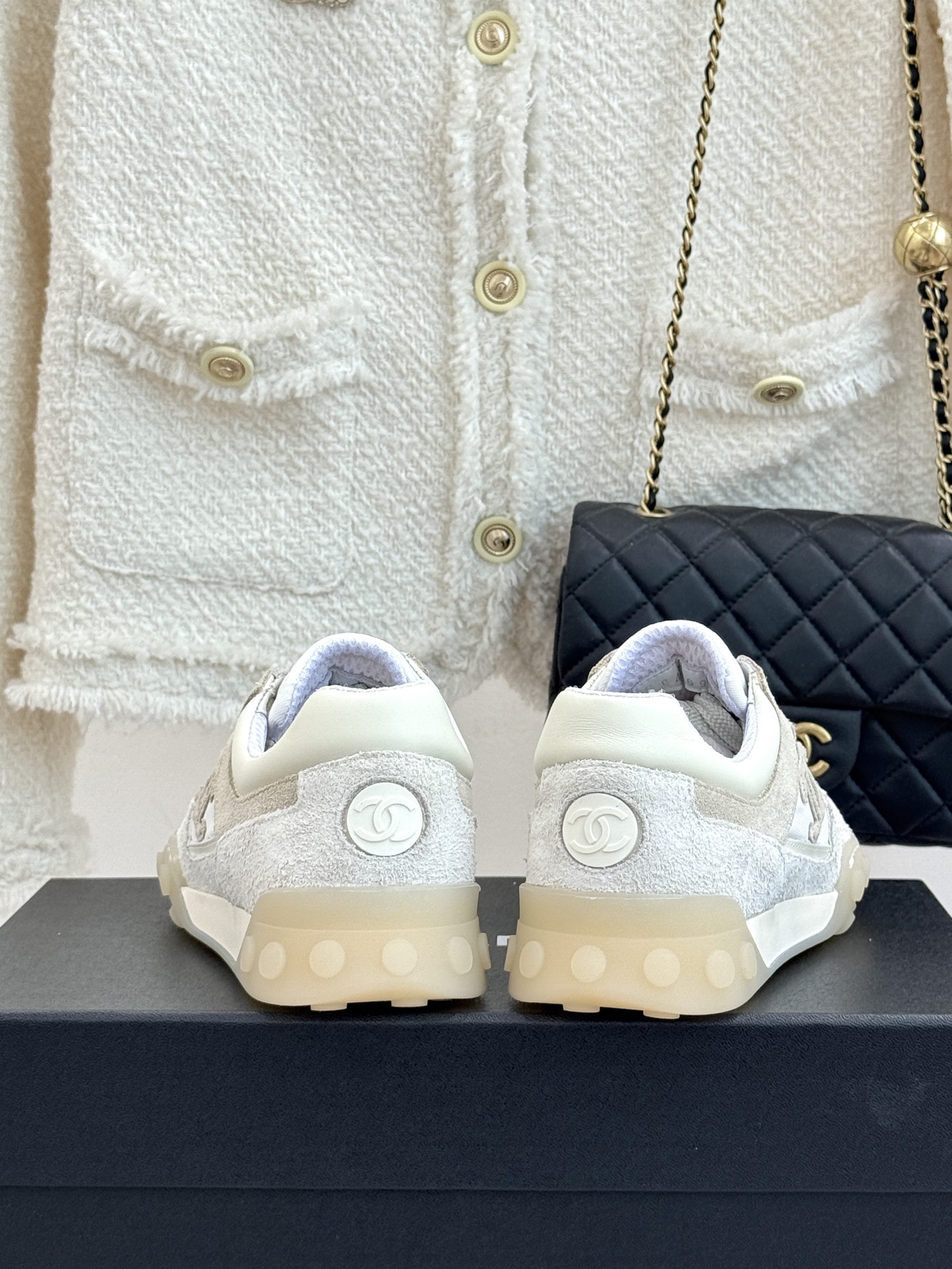 CHANE*｜小香26C春夏新品双C德训鞋运动鞋以复古德训鞋型重塑小香经典格调。甄选绒面小牛皮与细腻织物