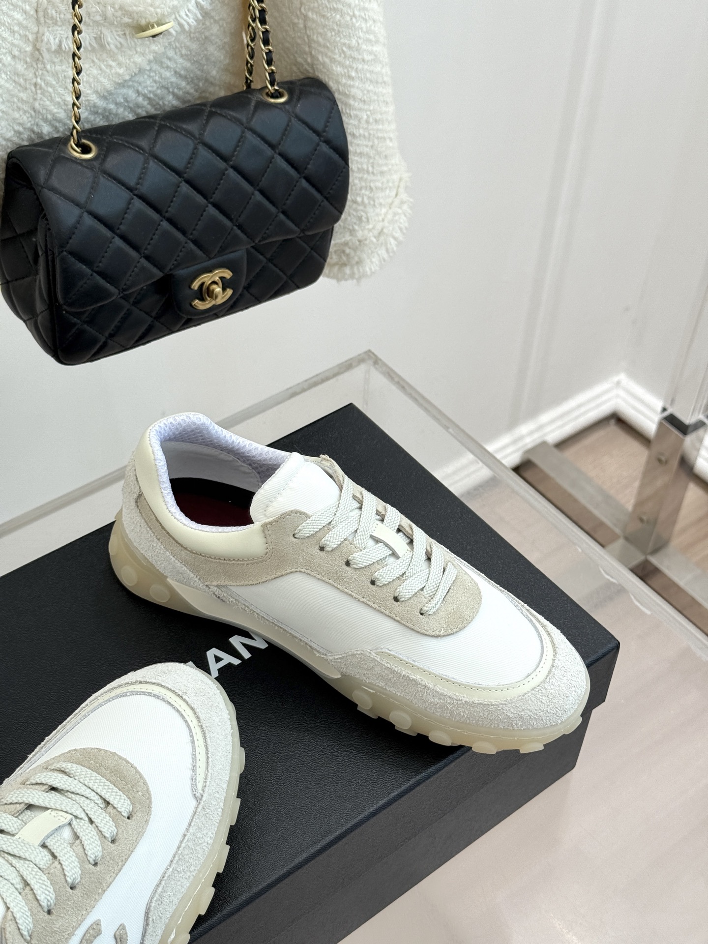 CHANE*｜小香26C春夏新品双C德训鞋运动鞋以复古德训鞋型重塑小香经典格调。甄选绒面小牛皮与细腻织物