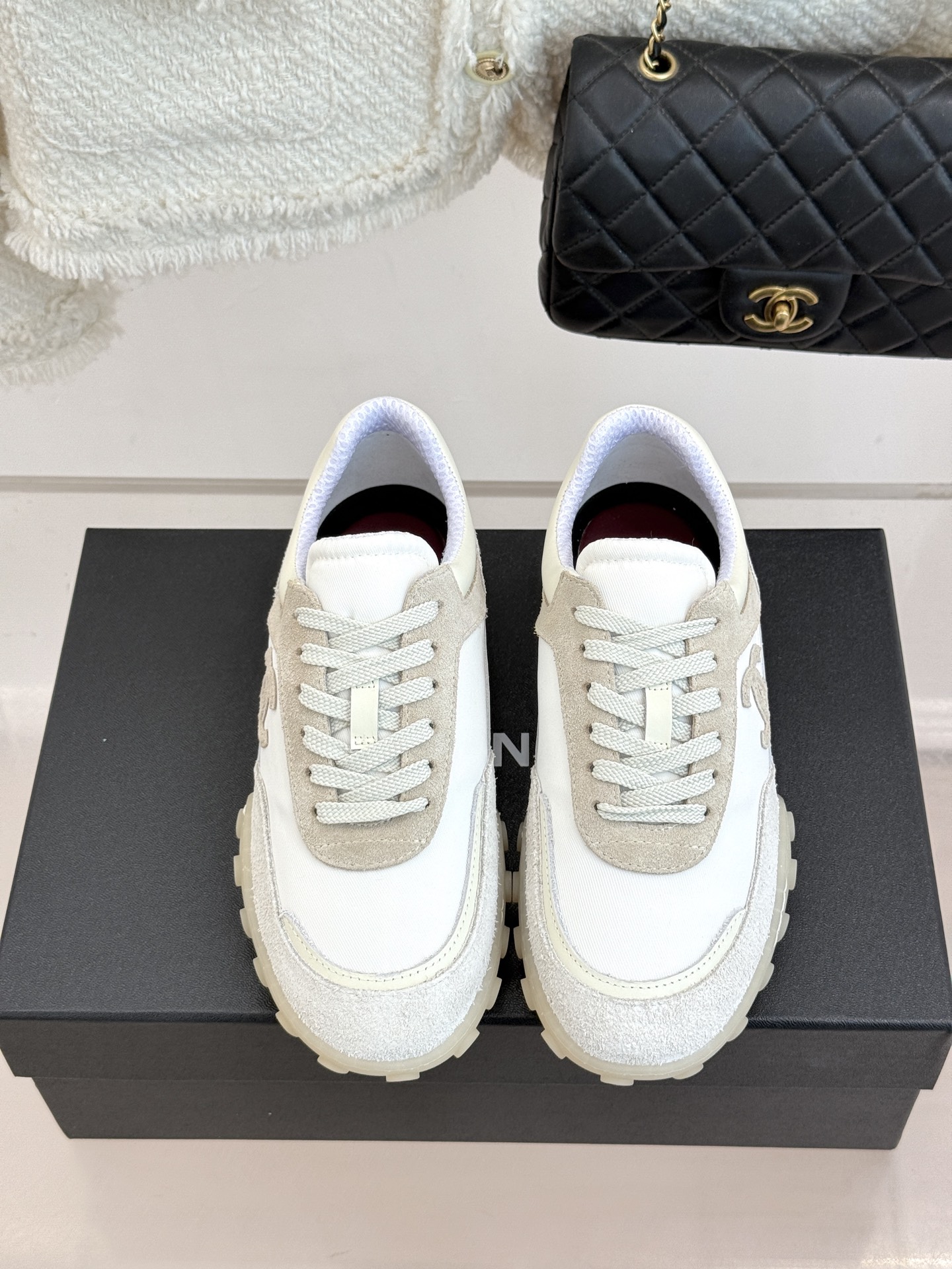 CHANE*｜小香26C春夏新品双C德训鞋运动鞋以复古德训鞋型重塑小香经典格调。甄选绒面小牛皮与细腻织物