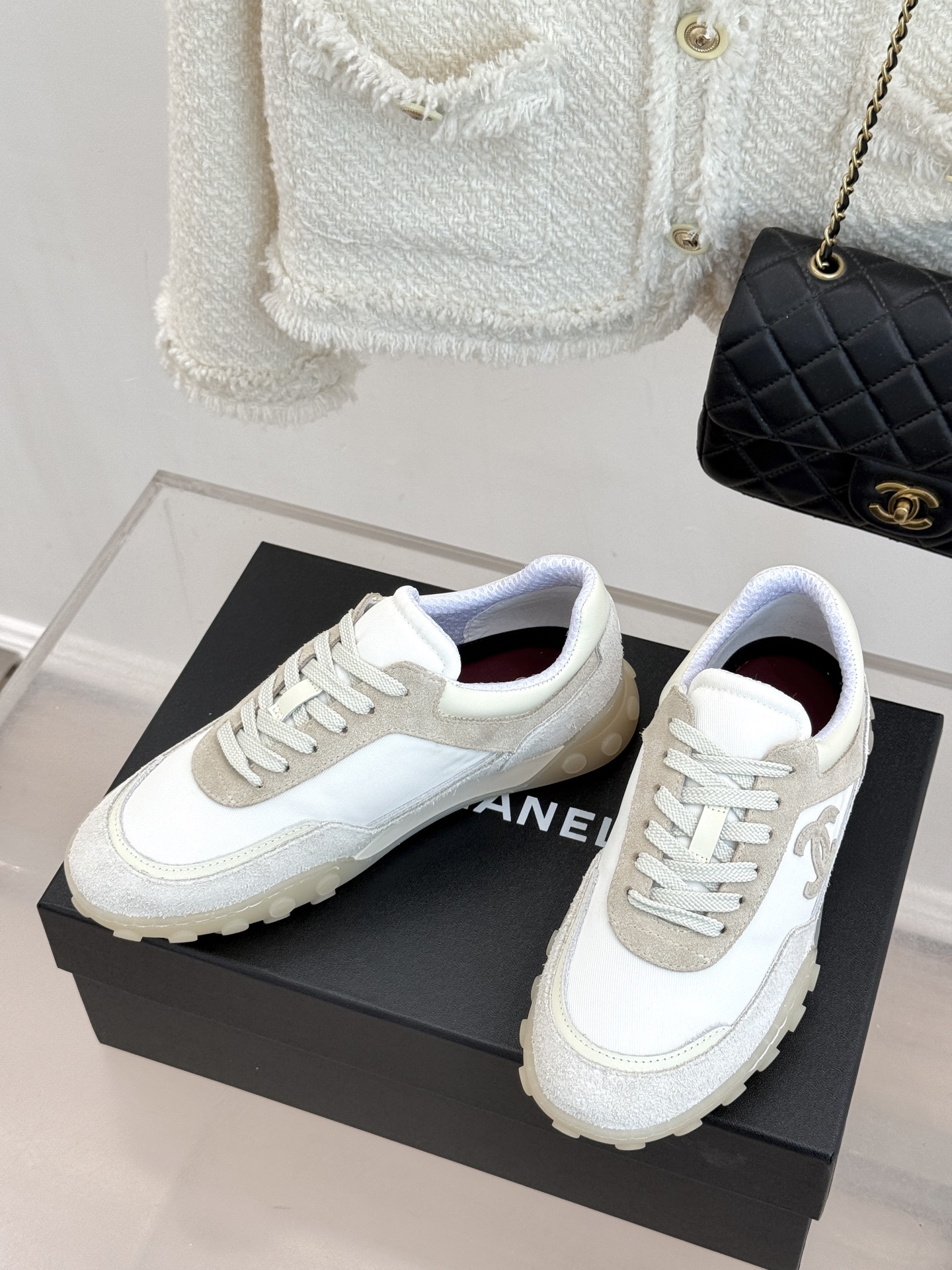 CHANE*｜小香26C春夏新品双C德训鞋运动鞋以复古德训鞋型重塑小香经典格调。甄选绒面小牛皮与细腻织物