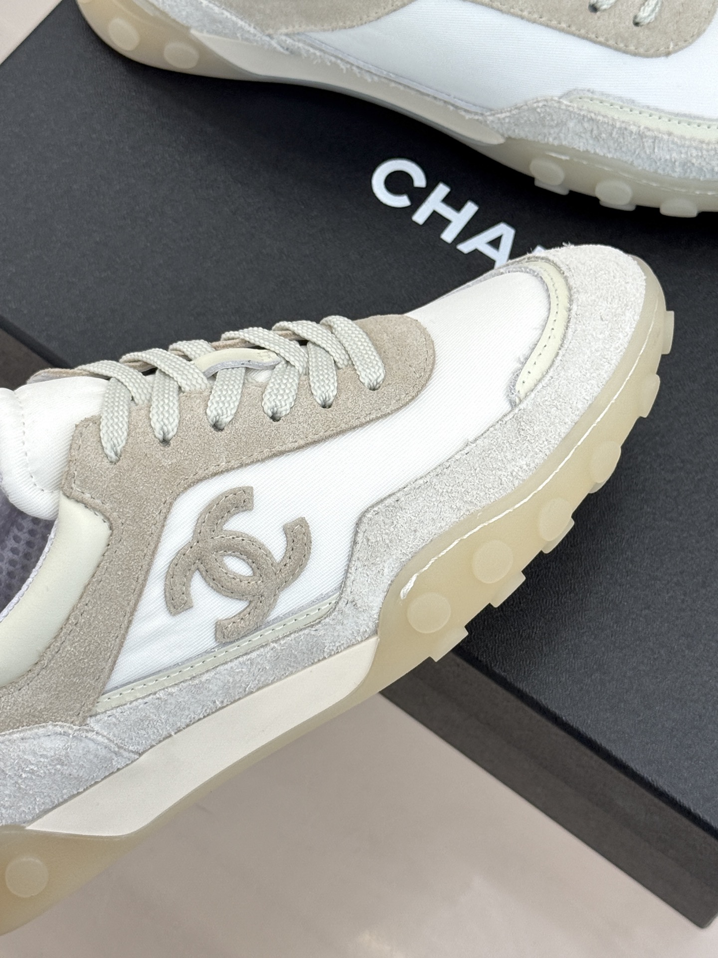 CHANE*｜小香26C春夏新品双C德训鞋运动鞋以复古德训鞋型重塑小香经典格调。甄选绒面小牛皮与细腻织物