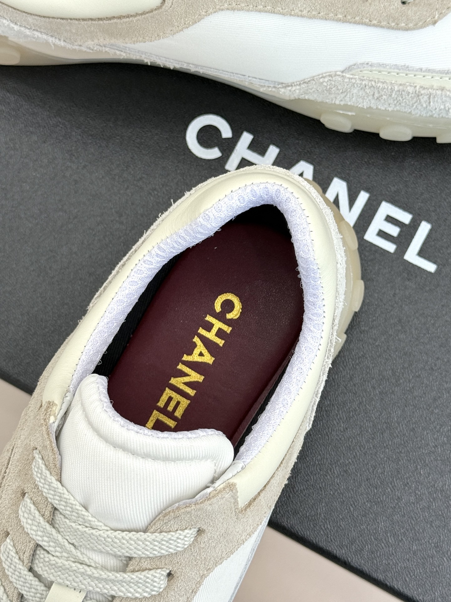 CHANE*｜小香26C春夏新品双C德训鞋运动鞋以复古德训鞋型重塑小香经典格调。甄选绒面小牛皮与细腻织物