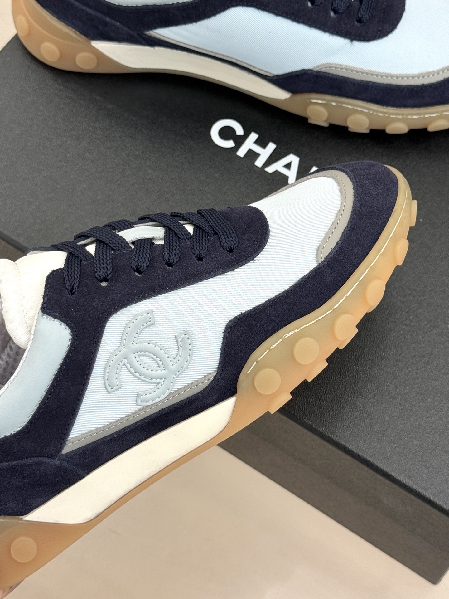 CHANE*｜小香26C春夏新品双C德训鞋运动鞋以复古德训鞋型重塑小香经典格调。甄选绒面小牛皮与细腻织物