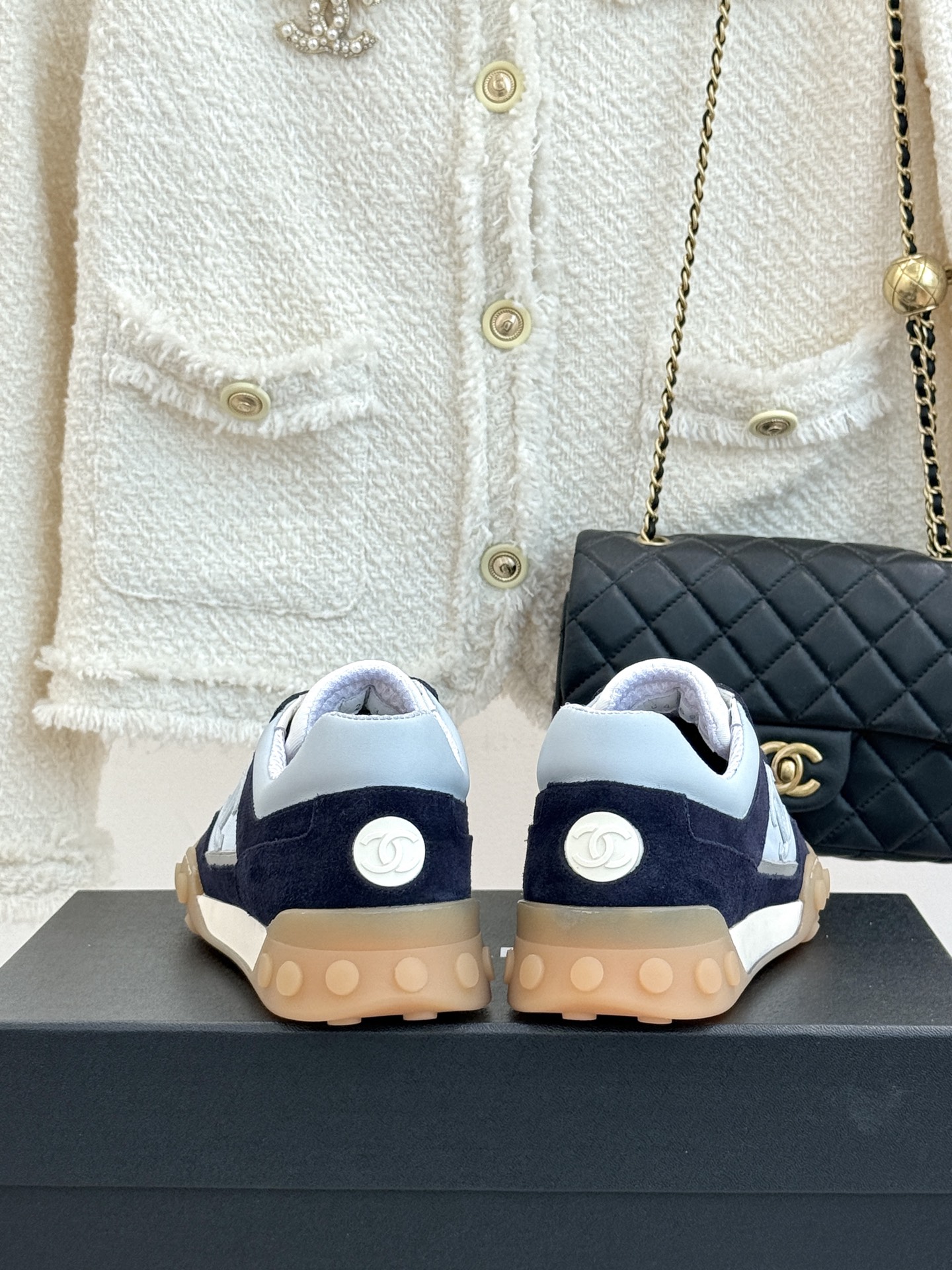 CHANE*｜小香26C春夏新品双C德训鞋运动鞋以复古德训鞋型重塑小香经典格调。甄选绒面小牛皮与细腻织物