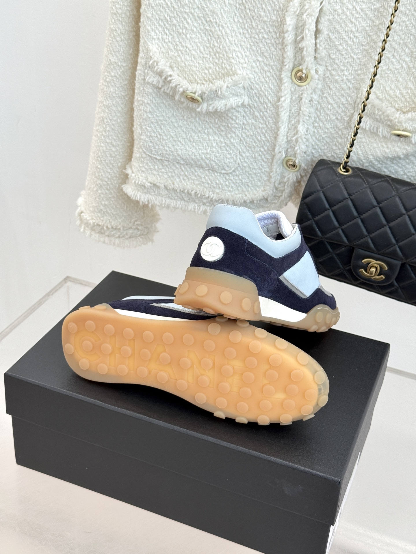 CHANE*｜小香26C春夏新品双C德训鞋运动鞋以复古德训鞋型重塑小香经典格调。甄选绒面小牛皮与细腻织物