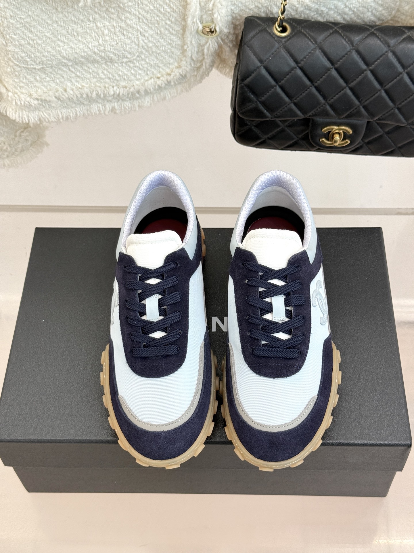 CHANE*｜小香26C春夏新品双C德训鞋运动鞋以复古德训鞋型重塑小香经典格调。甄选绒面小牛皮与细腻织物