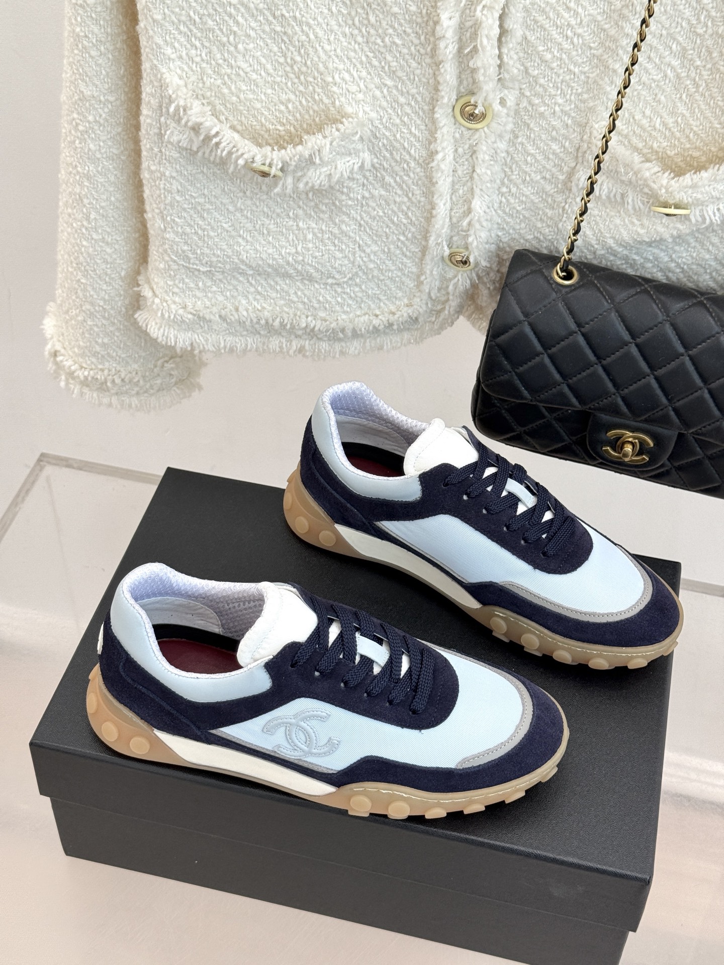 CHANE*｜小香26C春夏新品双C德训鞋运动鞋以复古德训鞋型重塑小香经典格调。甄选绒面小牛皮与细腻织物