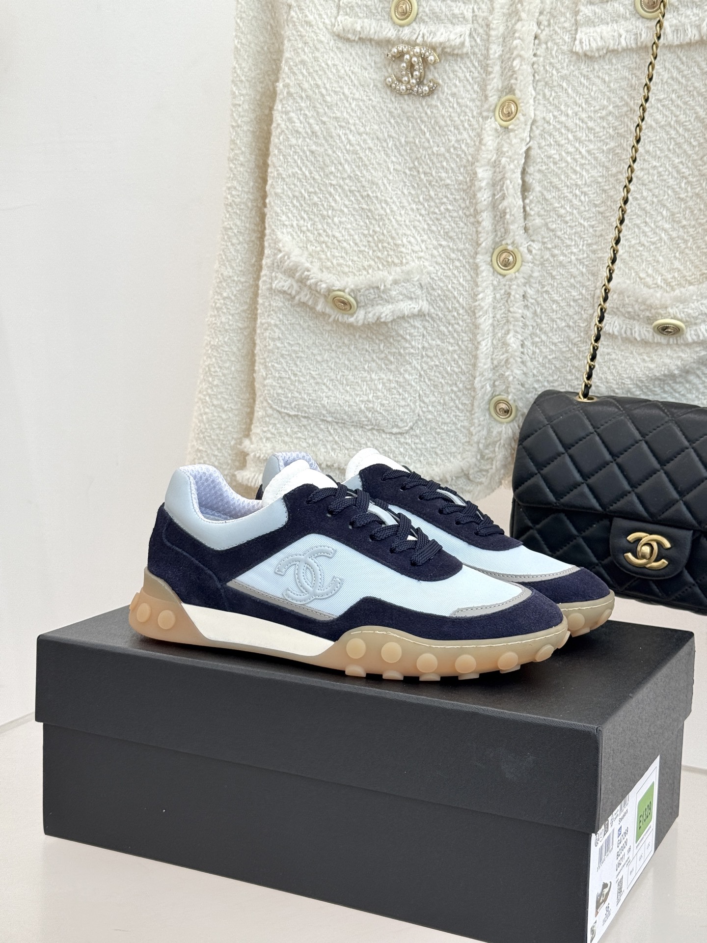 CHANE*｜小香26C春夏新品双C德训鞋运动鞋以复古德训鞋型重塑小香经典格调。甄选绒面小牛皮与细腻织物