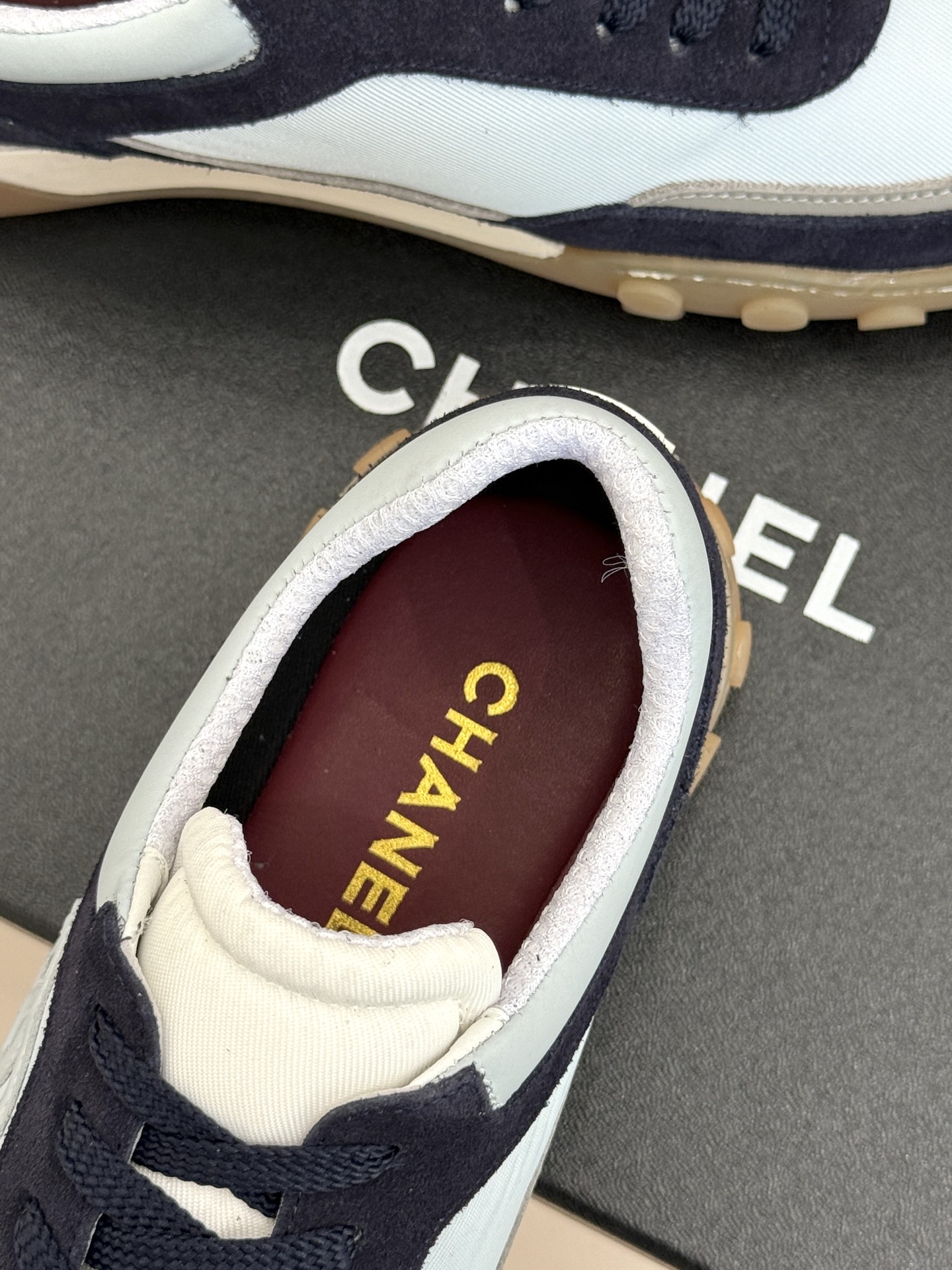 CHANE*｜小香26C春夏新品双C德训鞋运动鞋以复古德训鞋型重塑小香经典格调。甄选绒面小牛皮与细腻织物