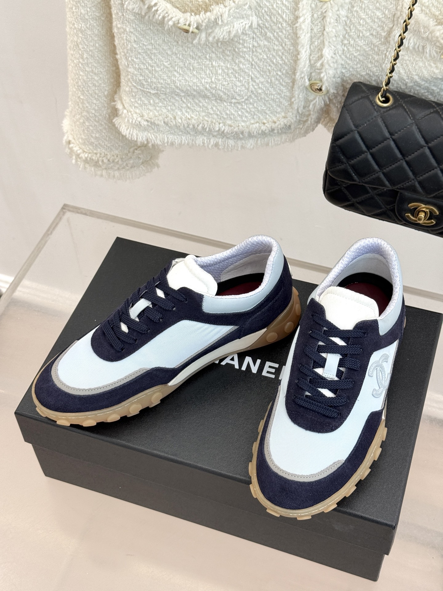 CHANE*｜小香26C春夏新品双C德训鞋运动鞋以复古德训鞋型重塑小香经典格调。甄选绒面小牛皮与细腻织物