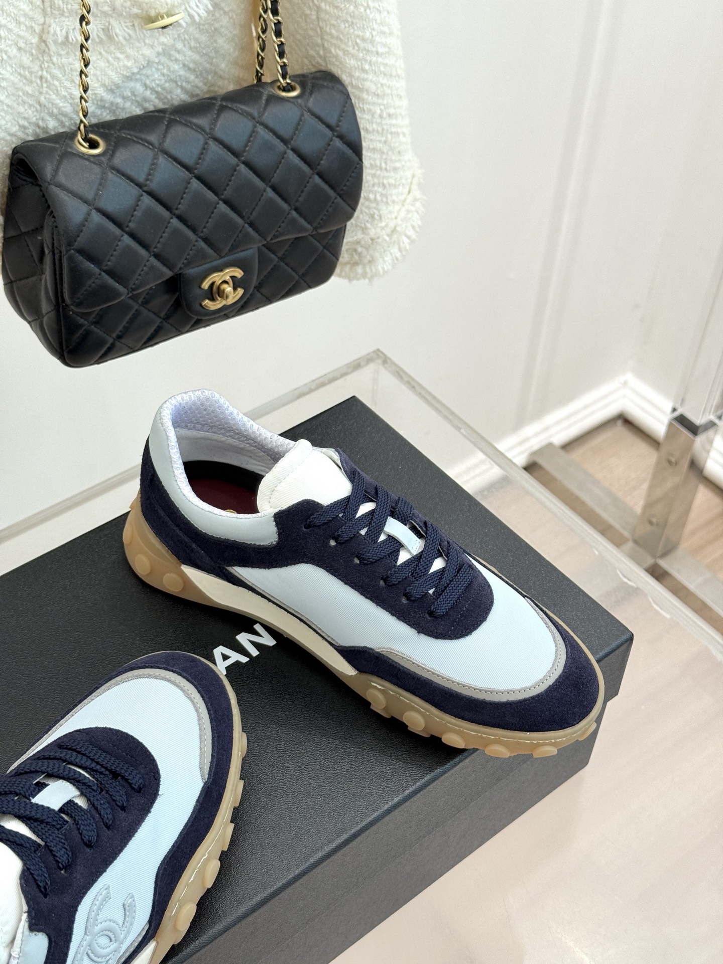 CHANE*｜小香26C春夏新品双C德训鞋运动鞋以复古德训鞋型重塑小香经典格调。甄选绒面小牛皮与细腻织物