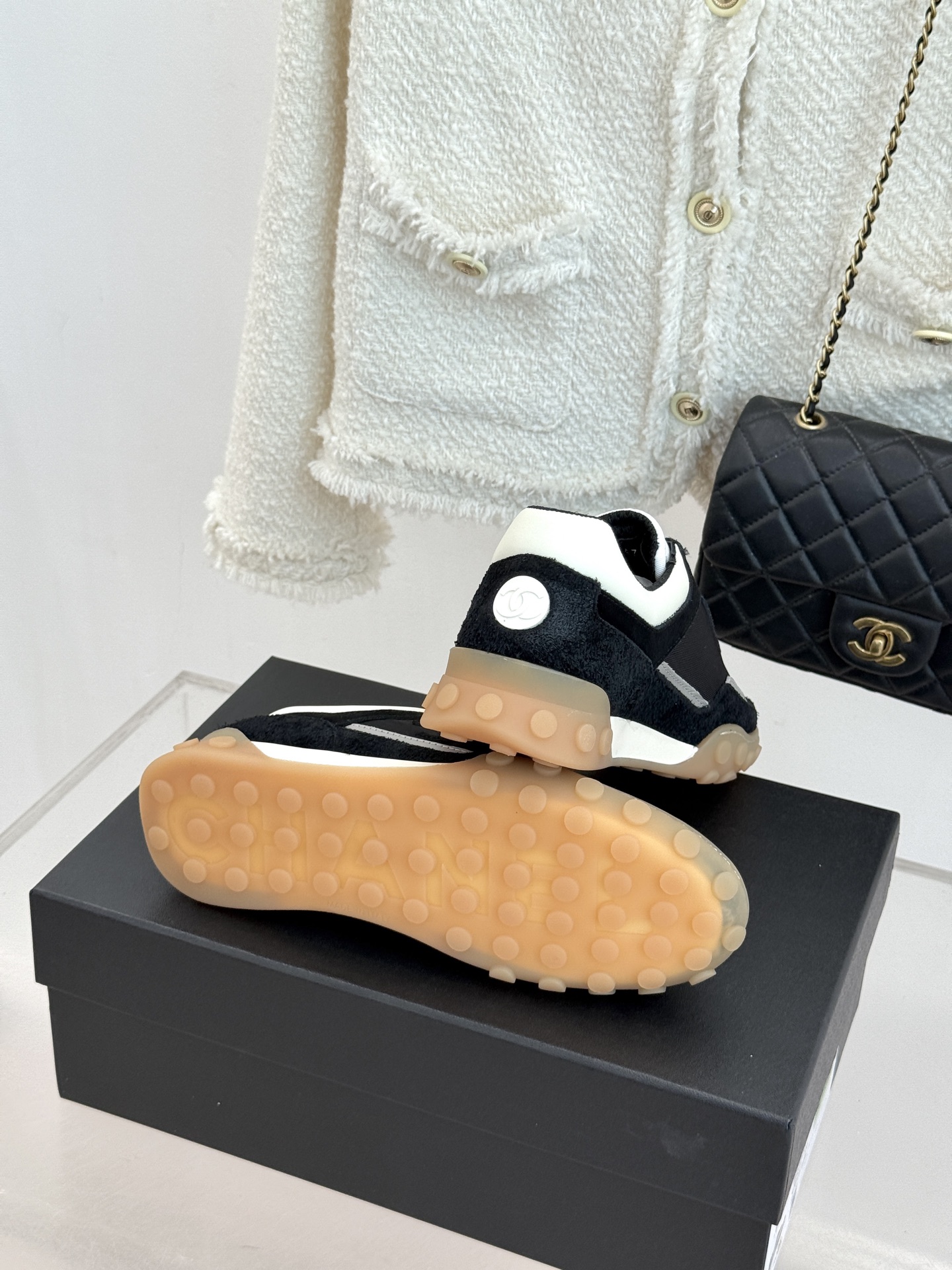 CHANE*｜小香26C春夏新品双C德训鞋运动鞋以复古德训鞋型重塑小香经典格调。甄选绒面小牛皮与细腻织物