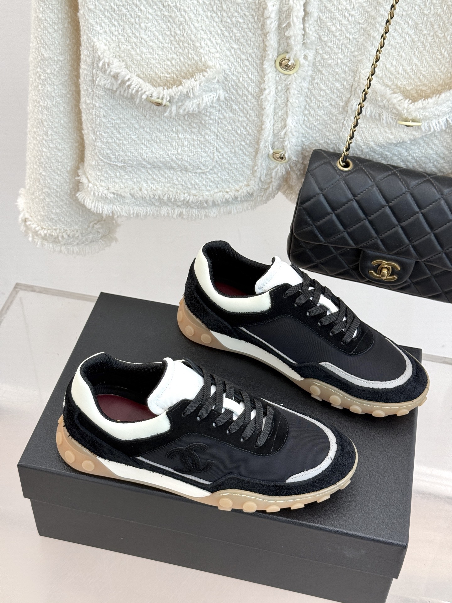 CHANE*｜小香26C春夏新品双C德训鞋运动鞋以复古德训鞋型重塑小香经典格调。甄选绒面小牛皮与细腻织物