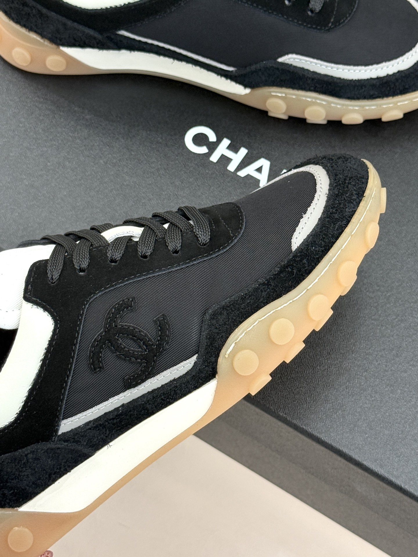 CHANE*｜小香26C春夏新品双C德训鞋运动鞋以复古德训鞋型重塑小香经典格调。甄选绒面小牛皮与细腻织物