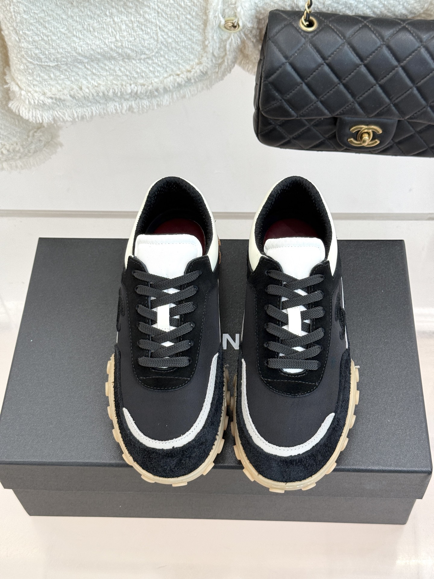 CHANE*｜小香26C春夏新品双C德训鞋运动鞋以复古德训鞋型重塑小香经典格调。甄选绒面小牛皮与细腻织物