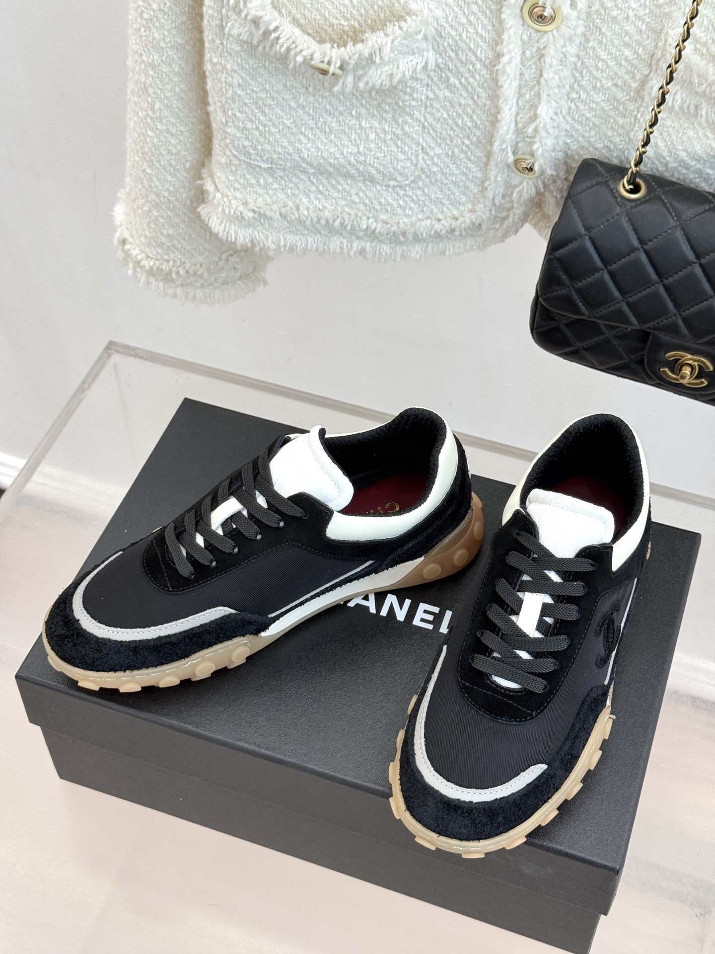 CHANE*｜小香26C春夏新品双C德训鞋运动鞋以复古德训鞋型重塑小香经典格调。甄选绒面小牛皮与细腻织物