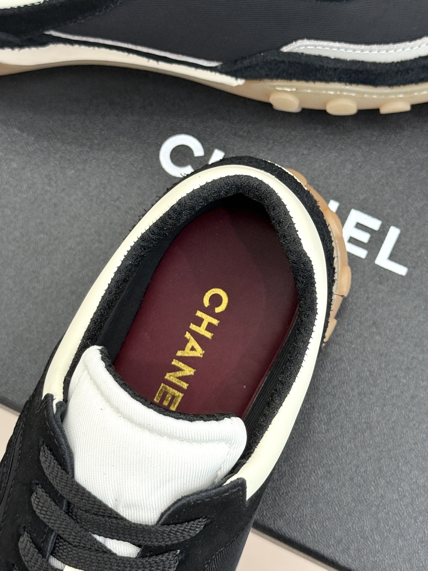 CHANE*｜小香26C春夏新品双C德训鞋运动鞋以复古德训鞋型重塑小香经典格调。甄选绒面小牛皮与细腻织物