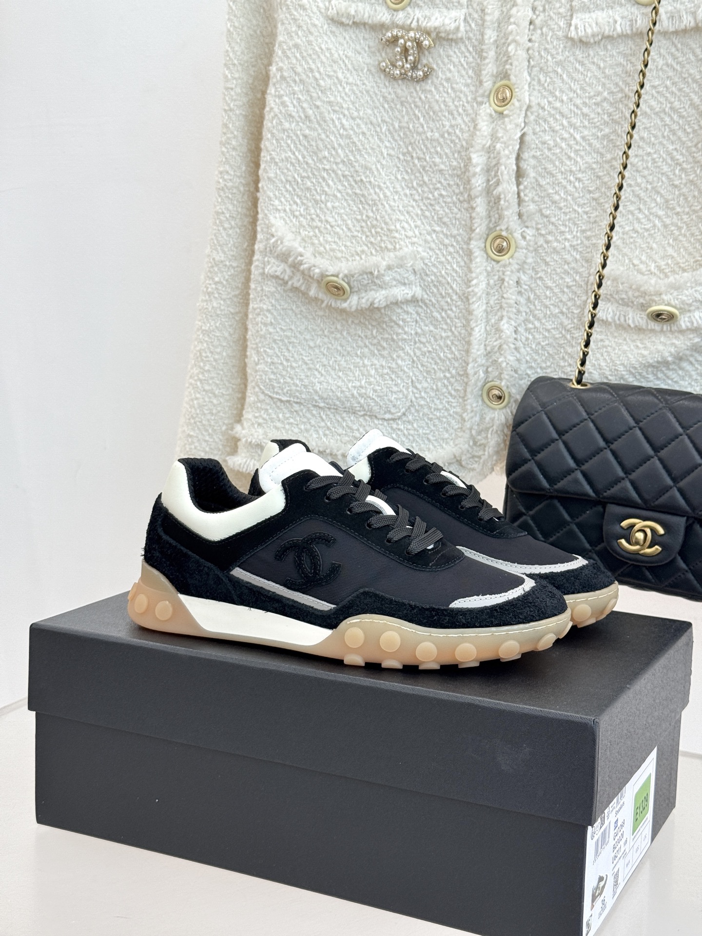 NO:760185,CHANE*｜Xiaoxiang 26C Spring and Summer New Product Double C Dexun Shoes Sports Shoes Reshape the classic style of Xiaoxiang with the retro Dexun shoe shape. Select suede calfskin and fine fabric splicing. Classic black and white contrasting colors are suitable for all seasons. The three-dimensional double C logo on the side of the shoe low-key highlights the identity. The tongue webbing is engraved with the brand logo, and the details are full of luxury. The lightweight sole combines soft foot feel and neat fit, and the upper foot is modified to modify the shape of the foot.  It is light and does not tire the feet, breaking the boundary between elegance and sport. Whether it is paired with casual trousers or a simple skirt, it can easily achieve a relaxed and high-end feel. It is a versatile luxury item in the 26S wardrobe in spring and summer. The upper is made of original customized leather, the inner pads are all sheepskin, and the original molded custom TPU outsole Size35-39 (customized for 40)  No. 96420260318, casual shoes/sports shoes, chanel, sneakers, skirts, cowhide, sheepskin19860909CHANE*｜小香26C春夏新品双C 德训鞋运动鞋 以复古德训鞋型重塑小香经典格调. 甄选绒面小牛皮与细腻织物拼接 经典黑白撞色适配四季穿搭. 鞋侧立体双C徽标低调彰显身份 鞋舌织带镌刻品牌标识 细节处尽显奢雅质感. 轻量化鞋底兼顾柔软脚感与利落版型 上脚修饰脚型 轻盈不累脚 打破优雅与运动的边界. 无论是搭配休闲裤装还是简约裙装 都能轻松拿捏松弛高级感 是26S衣橱春夏里百搭奢品. 鞋面采用原版定制皮料 内里垫脚均为羊皮 原版开模定制TPU大底 Size35-39（40定制） 编号96420260318,休闲鞋/运动鞋,chanel,sneakers,skirts,cowhide,sheepskin,Women's Shoes