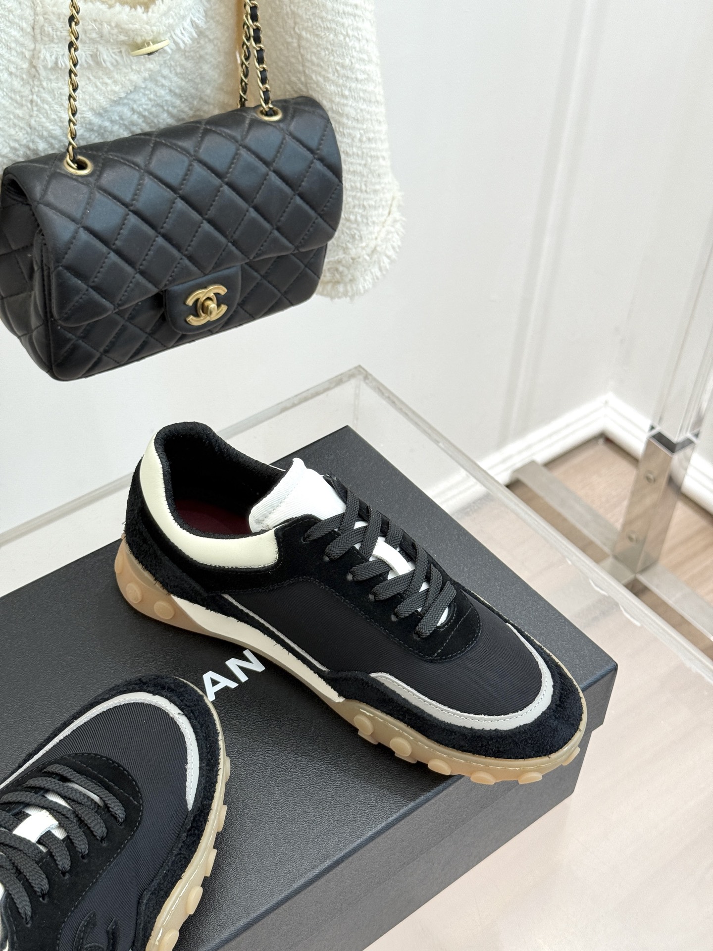 CHANE*｜小香26C春夏新品双C德训鞋运动鞋以复古德训鞋型重塑小香经典格调。甄选绒面小牛皮与细腻织物