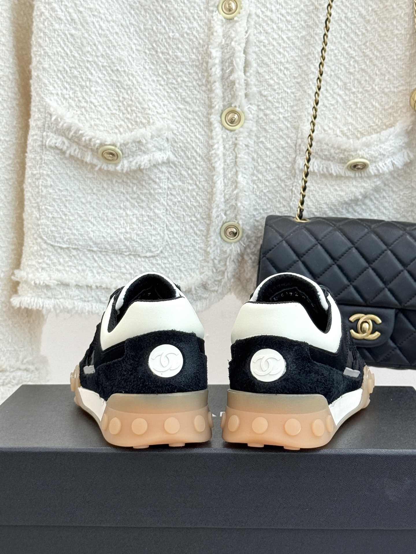 CHANE*｜小香26C春夏新品双C德训鞋运动鞋以复古德训鞋型重塑小香经典格调。甄选绒面小牛皮与细腻织物