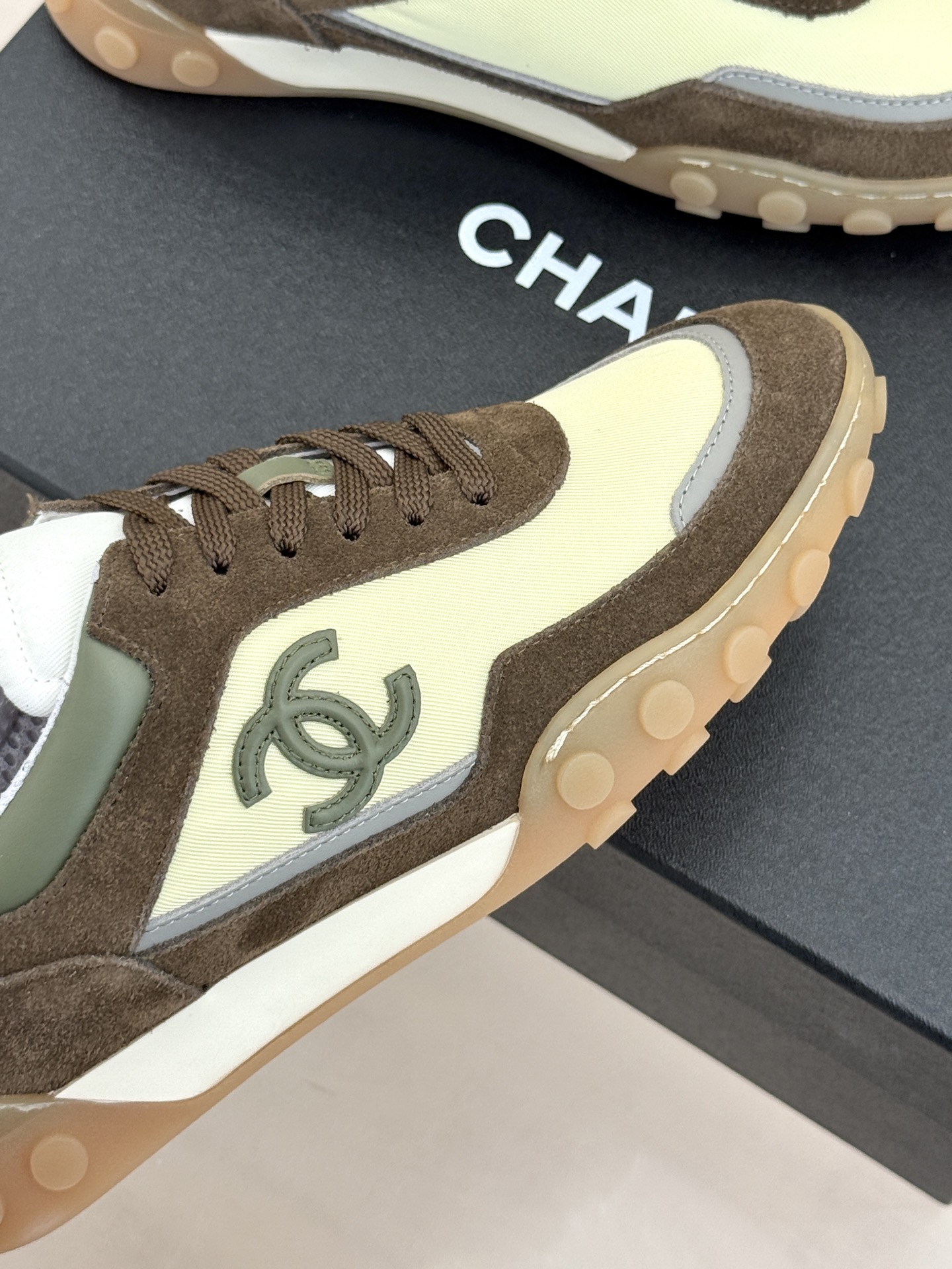 CHANE*｜小香26C春夏新品双C德训鞋运动鞋以复古德训鞋型重塑小香经典格调。甄选绒面小牛皮与细腻织物