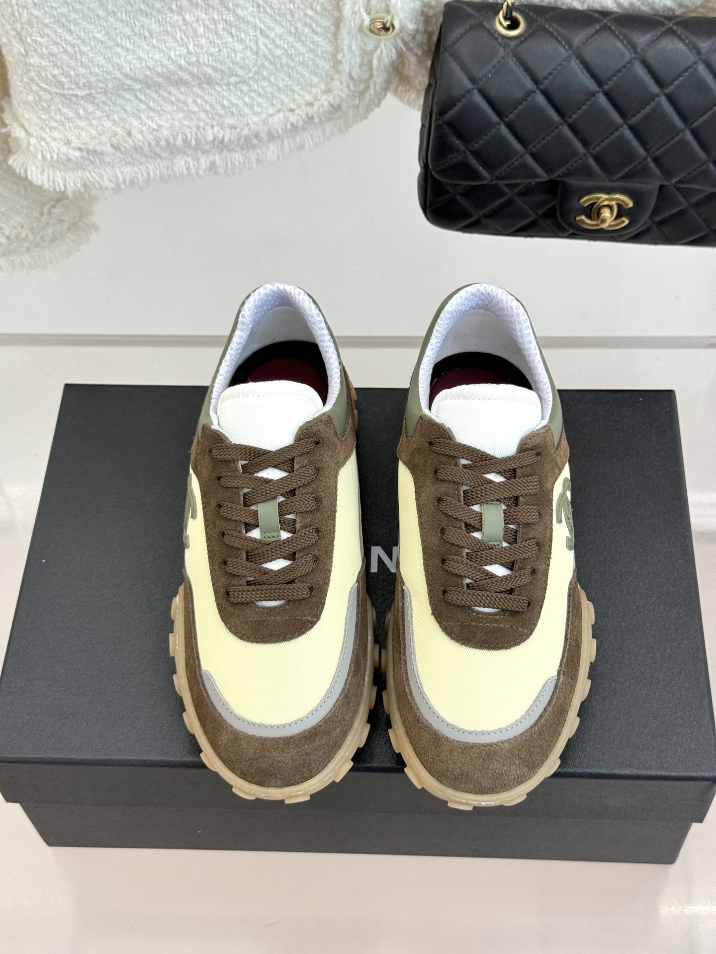 CHANE*｜小香26C春夏新品双C德训鞋运动鞋以复古德训鞋型重塑小香经典格调。甄选绒面小牛皮与细腻织物