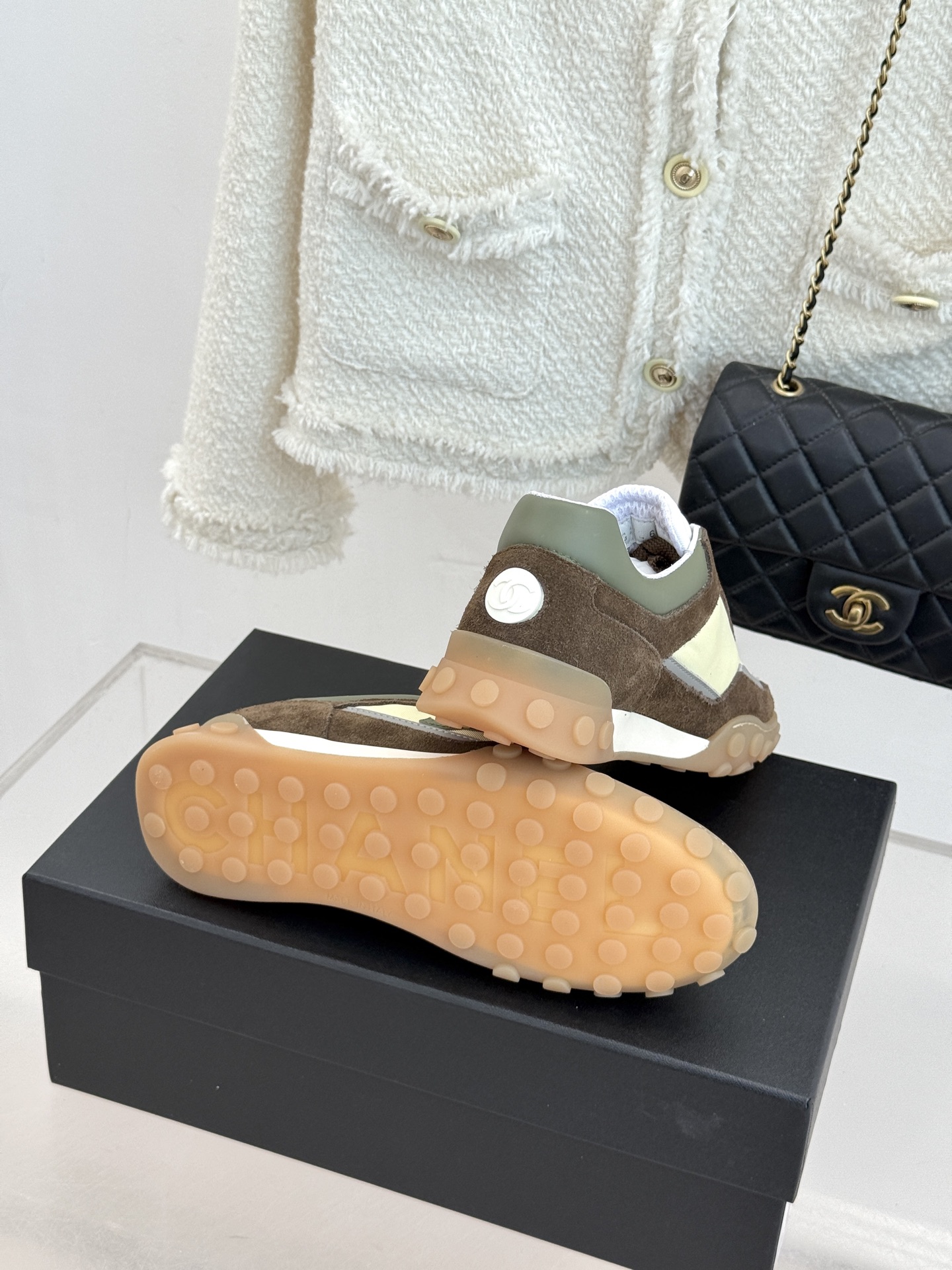 CHANE*｜小香26C春夏新品双C德训鞋运动鞋以复古德训鞋型重塑小香经典格调。甄选绒面小牛皮与细腻织物