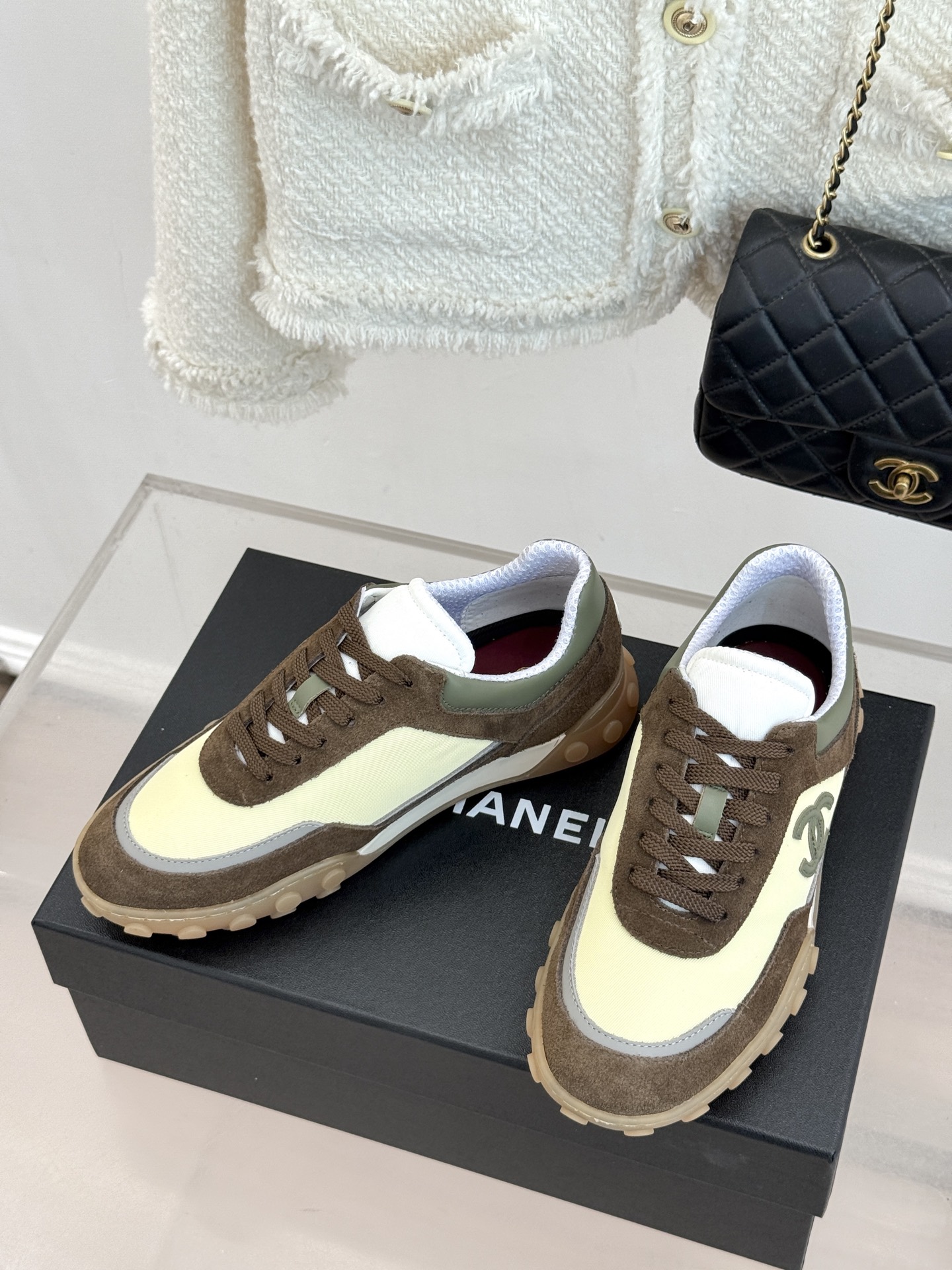 CHANE*｜小香26C春夏新品双C德训鞋运动鞋以复古德训鞋型重塑小香经典格调。甄选绒面小牛皮与细腻织物