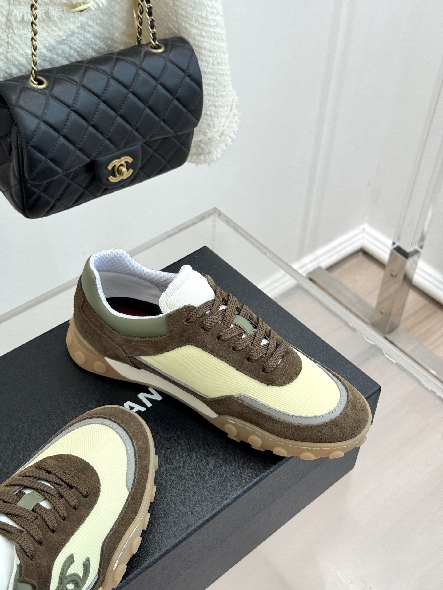 CHANE*｜小香26C春夏新品双C德训鞋运动鞋以复古德训鞋型重塑小香经典格调。甄选绒面小牛皮与细腻织物