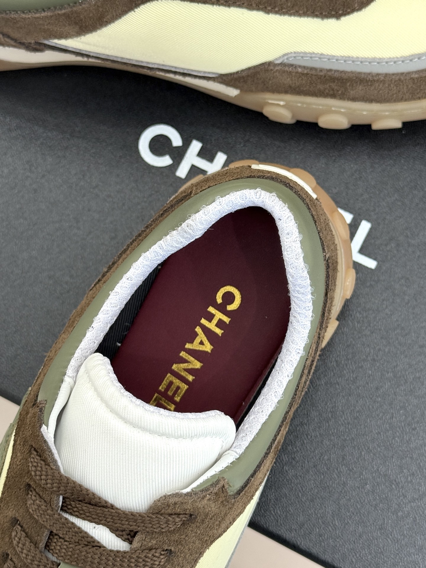 CHANE*｜小香26C春夏新品双C德训鞋运动鞋以复古德训鞋型重塑小香经典格调。甄选绒面小牛皮与细腻织物