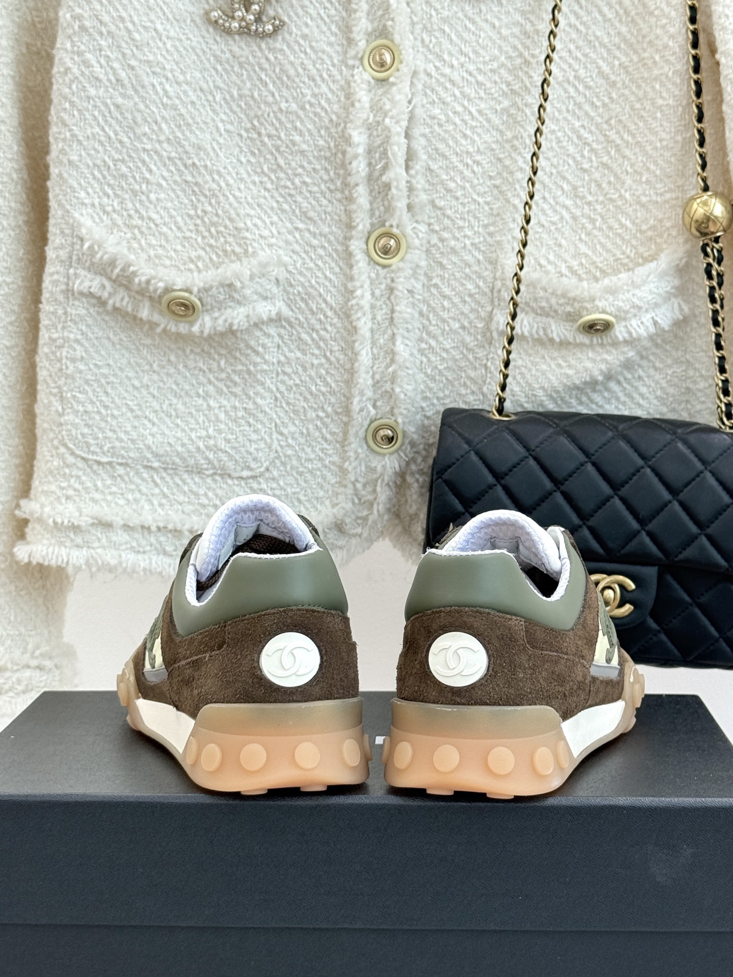 CHANE*｜小香26C春夏新品双C德训鞋运动鞋以复古德训鞋型重塑小香经典格调。甄选绒面小牛皮与细腻织物